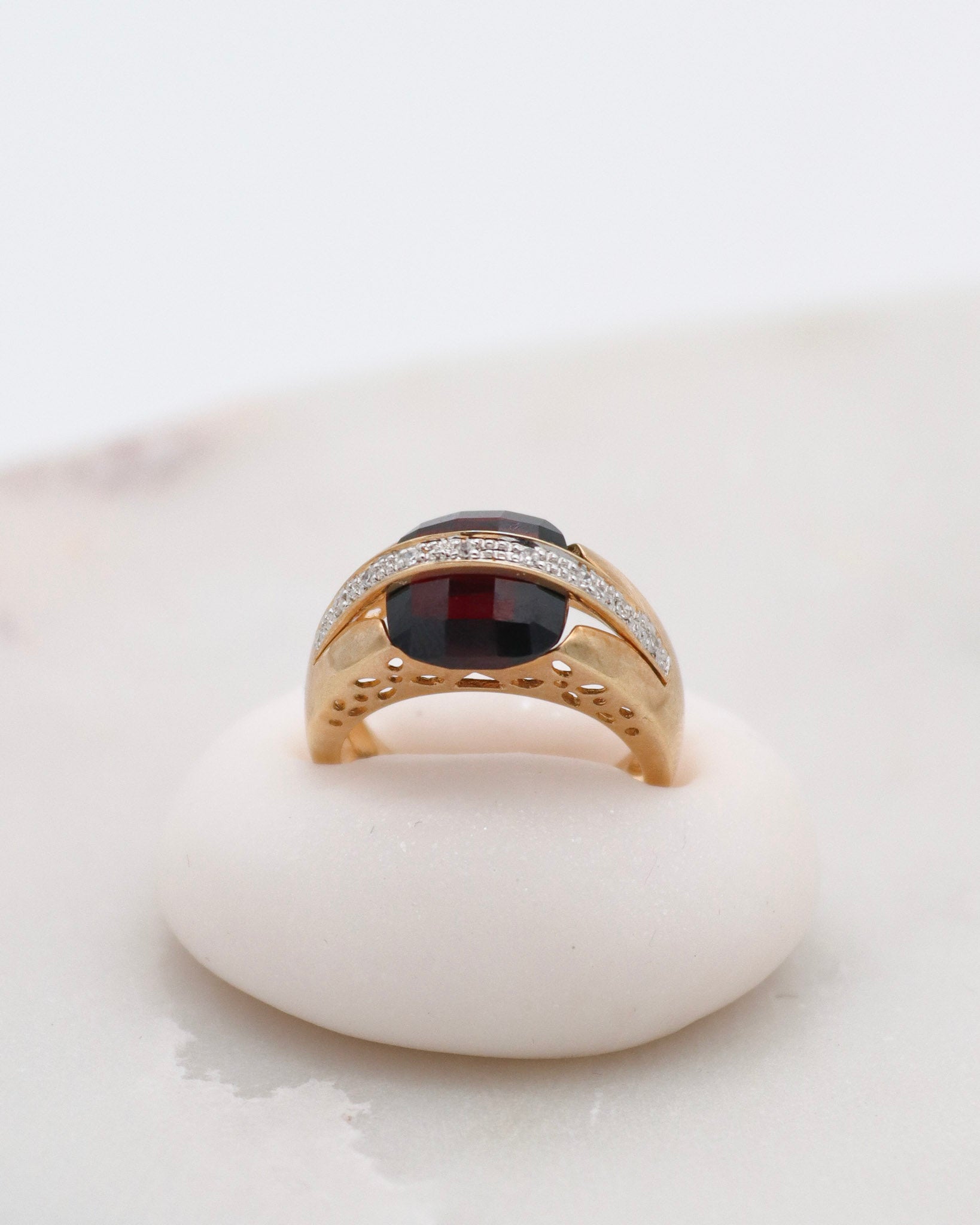 Vintage-Ring Catherine mit 3ct Cushion-Granat & 0.06ct Brillanten in 585er Gelbgold, asymmetrisches Design – erhältlich in München und Augsburg