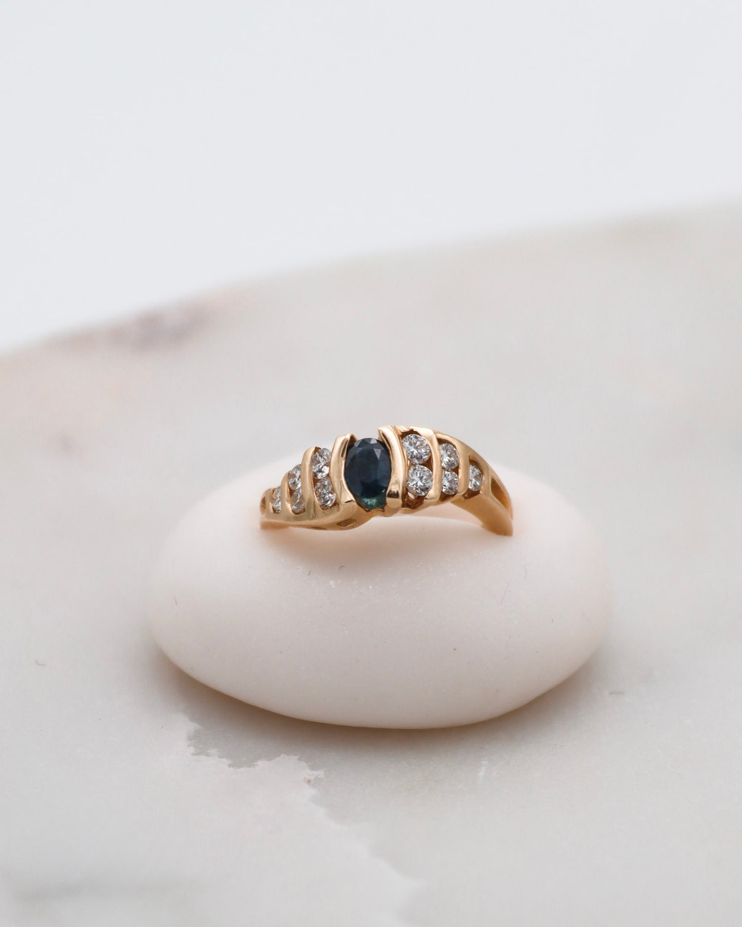 Vintage-Ring Doris mit 0.65ct Saphir & 0.50ct Brillanten in 585/-Gelbgold, geschwungene Ringschiene – erhältlich in München und Augsburg