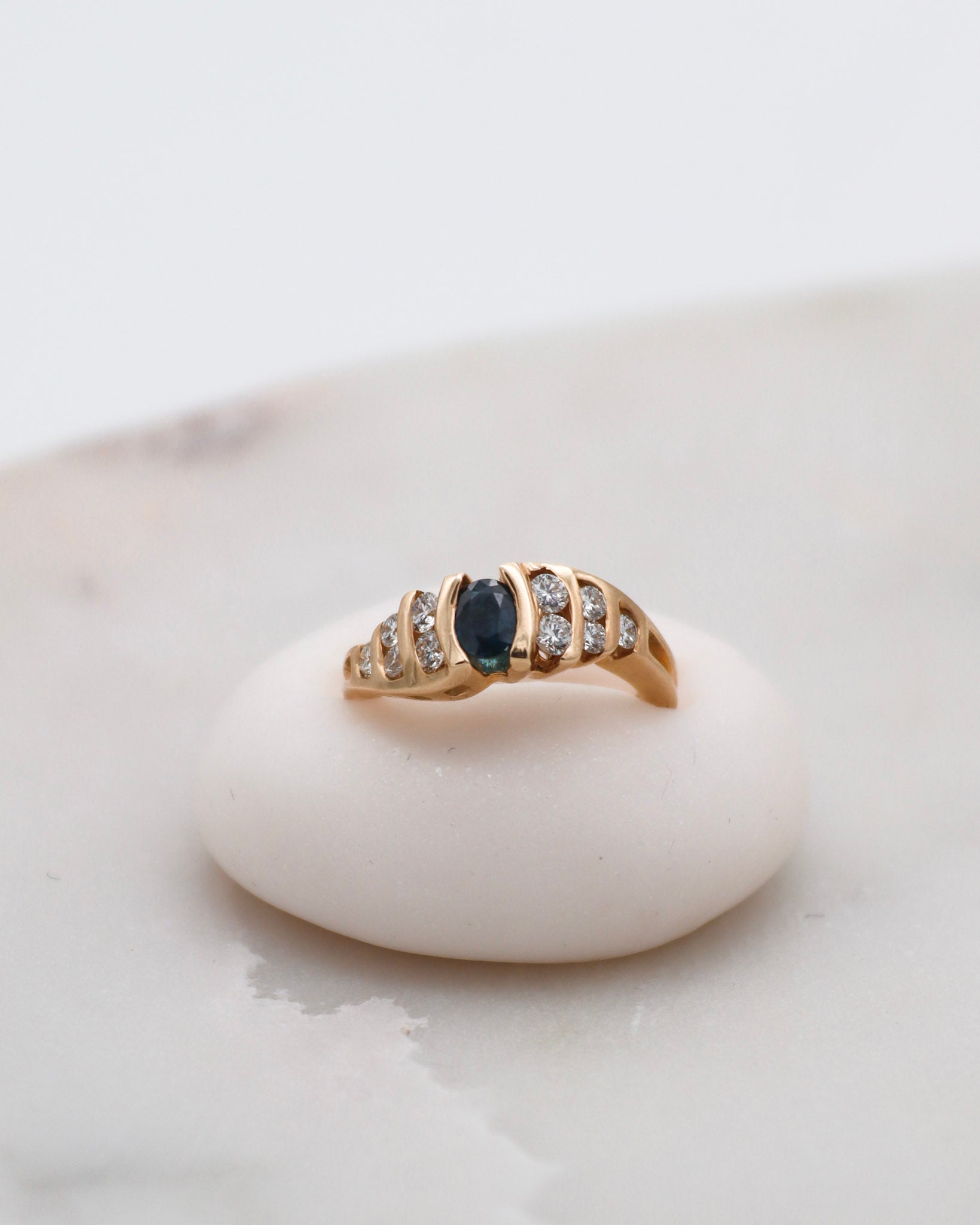 Vintage-Ring Doris mit 0.65ct Saphir & 0.50ct Brillanten in 585/-Gelbgold, geschwungene Ringschiene – erhältlich in München und Augsburg