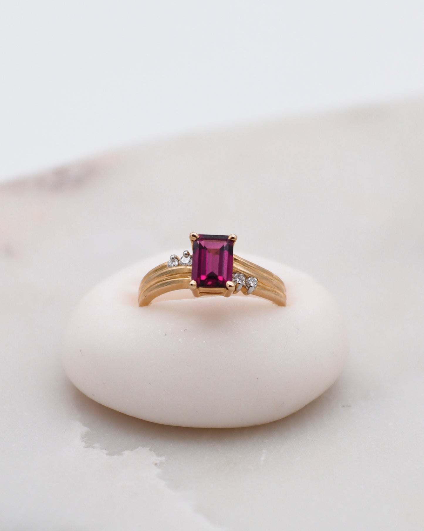 Vintage-Ring Florence mit 0.5ct Rhodolith & 0.06ct Brillanten im Baguette-Design aus 585/-Gelbgold – erhältlich in München und Augsburg