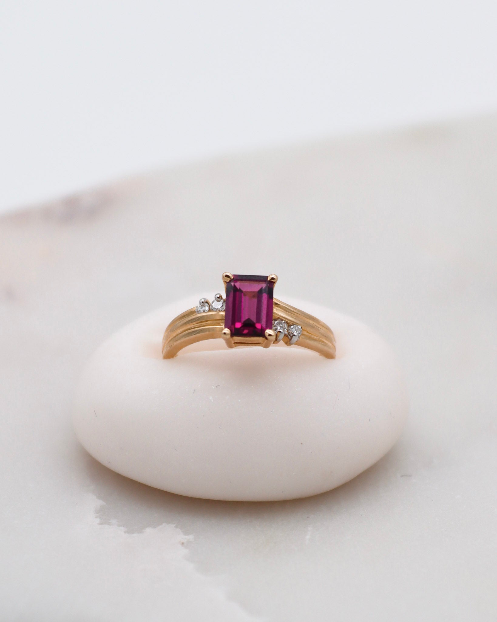 Vintage-Ring Florence mit 0.5ct Rhodolith & 0.06ct Brillanten im Baguette-Design aus 585/-Gelbgold – erhältlich in München und Augsburg