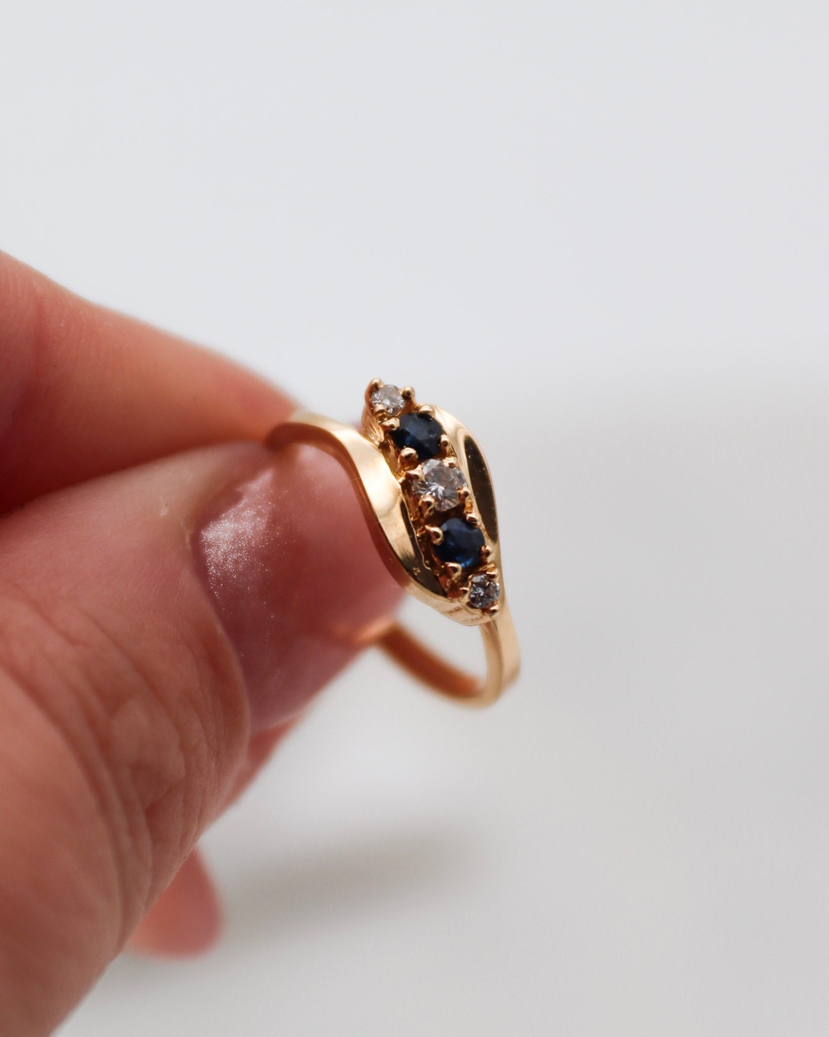 Vintage-Ring Gertrude mit 0.15ct Saphiren & 0.10ct Brillanten, florale Ringschiene aus 585/-Gelbgold – erhältlich in München und Augsburg