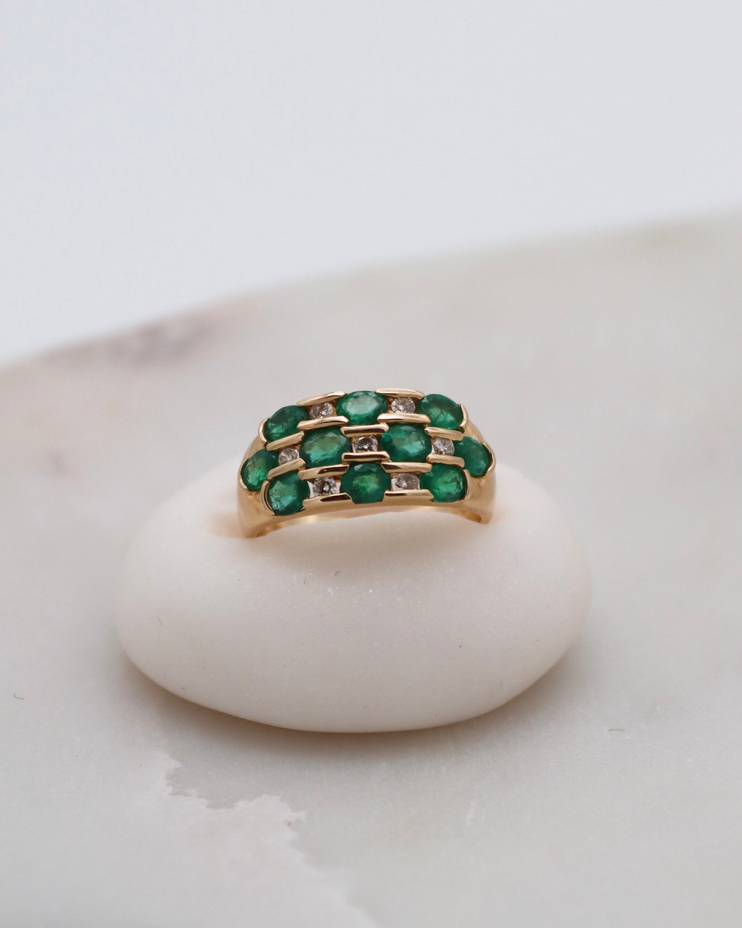 Vintage-Ring Harriet mit 0.73ct Smaragden & 0.18ct Brillanten, breite Art-Déco-Ringschiene aus 585/-Gelbgold – erhältlich in München und Augsburg