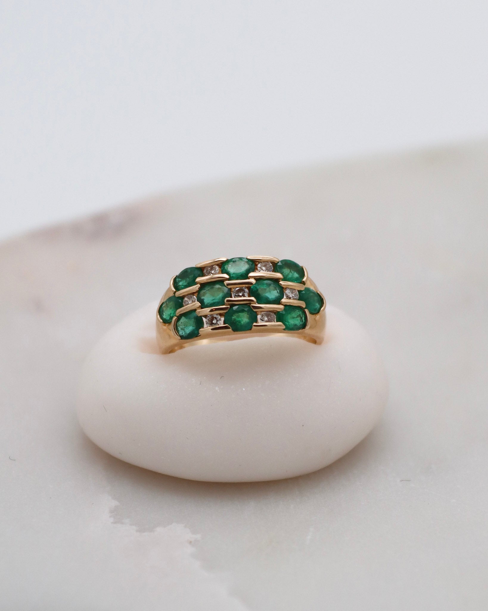 Vintage-Ring Harriet mit 0.73ct Smaragden & 0.18ct Brillanten, breite Art-Déco-Ringschiene aus 585/-Gelbgold – erhältlich in München und Augsburg