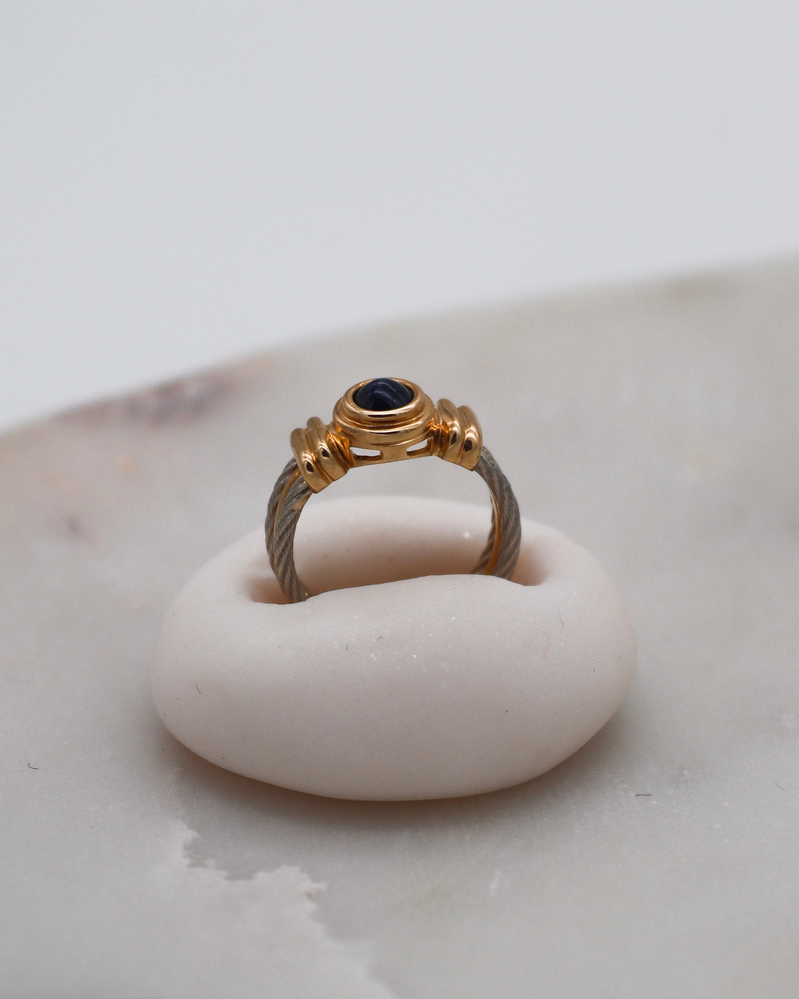 Vintage-Ring Irene mit 0.5ct Saphir in Bezel-Fassung, Bicolor-Ringschiene aus 585/-Gelbgold & Weißgelbgold – erhältlich in München und Augsburg
