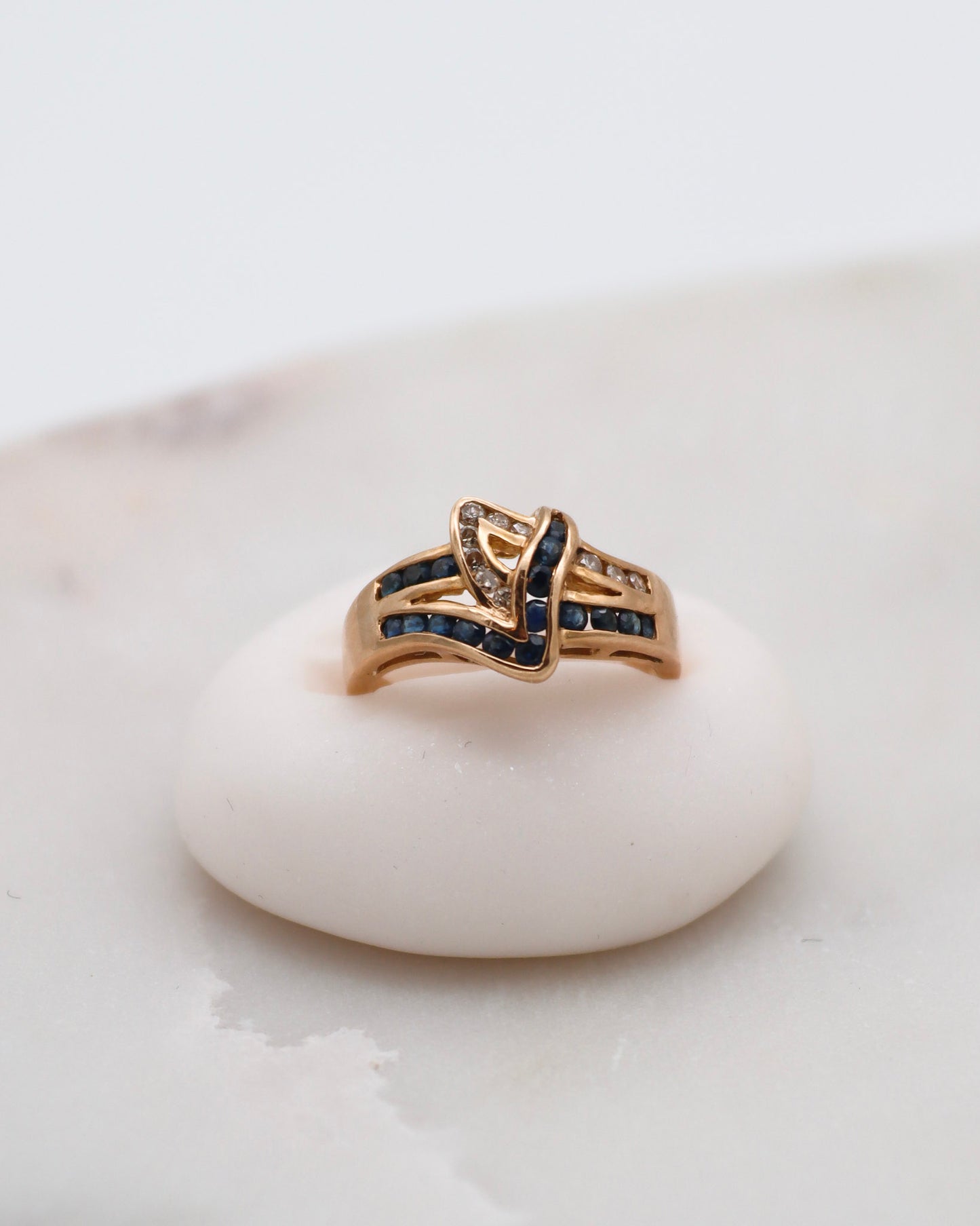 Vintage-Ring Jaqueline mit 0.20ct Saphiren & 0.15ct Brillanten, Knotendetail in 585/-Gelbgold – erhältlich in München und Augsburg