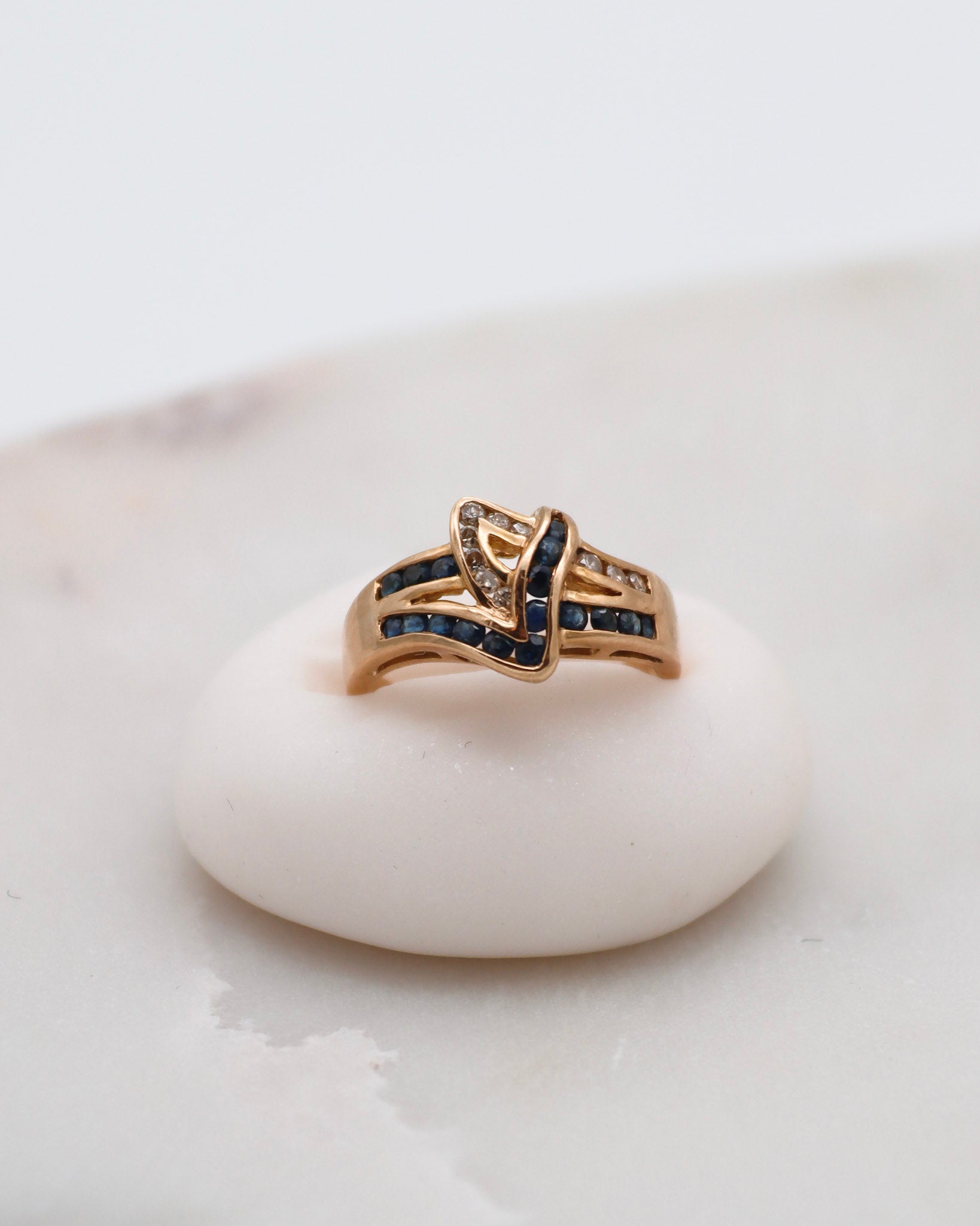 Vintage-Ring Jaqueline mit 0.20ct Saphiren & 0.15ct Brillanten, Knotendetail in 585/-Gelbgold – erhältlich in München und Augsburg