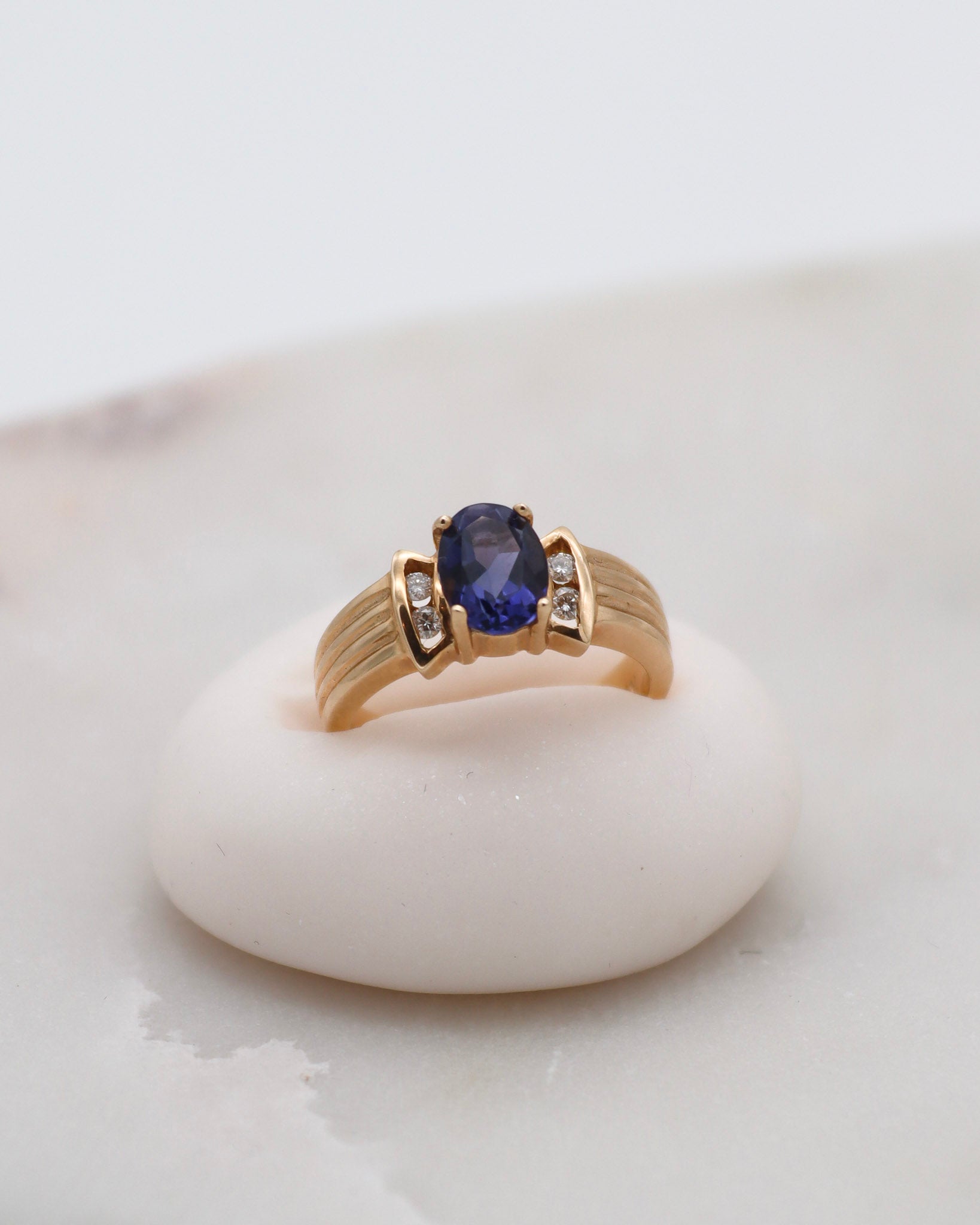 Vintage-Ring Kathleen mit 0.80ct Iolith & 0.08ct Brillanten, Bow-Tie-Rillenmuster in 585/-Gelbgold – erhältlich in München und Augsburg