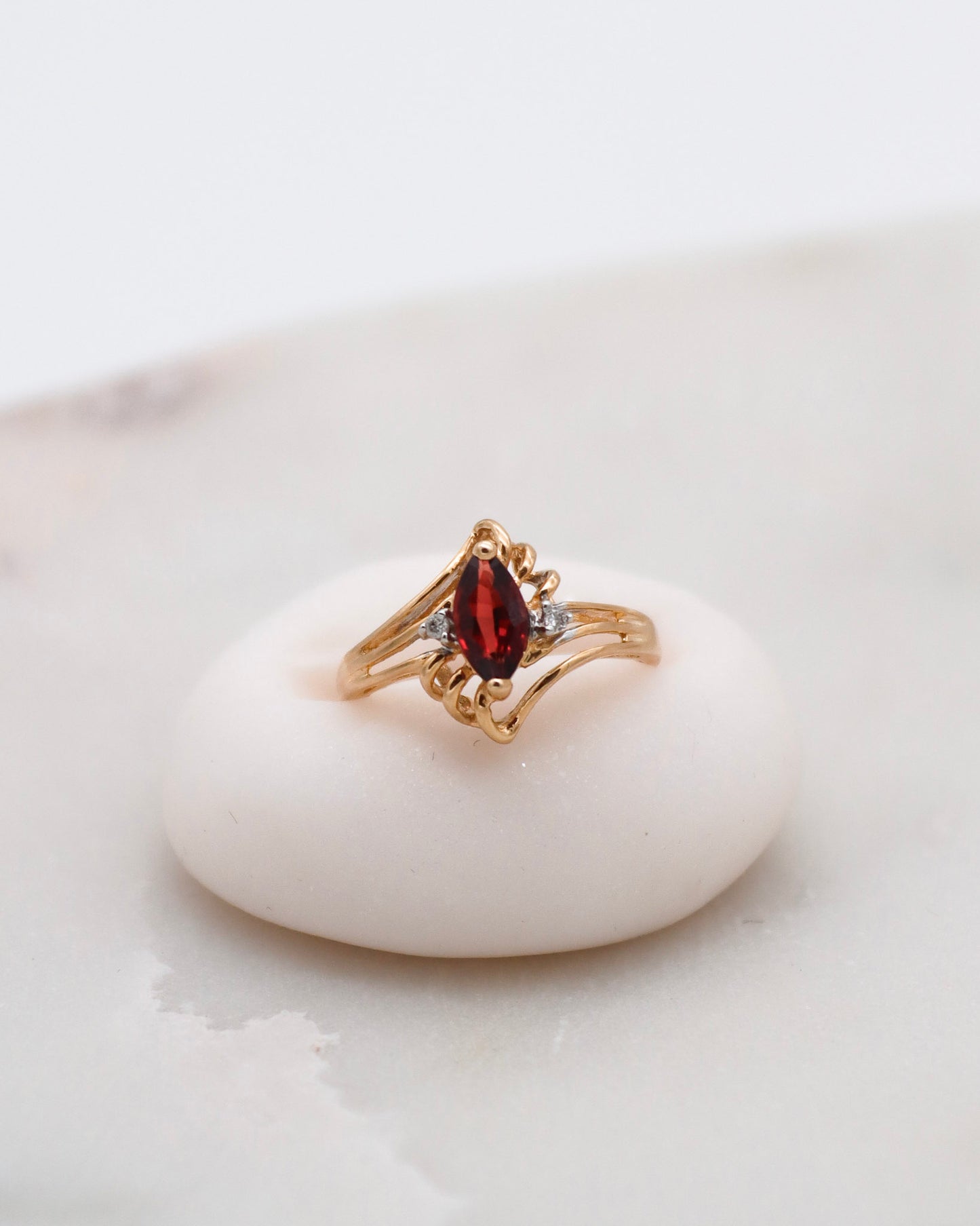 Vintage-Ring Lorraine mit 0.30ct Granat & 0.02ct Brillanten im Art-Déco-Stil, gefertigt aus 585/-Gelbgold – erhältlich in München und Augsburg