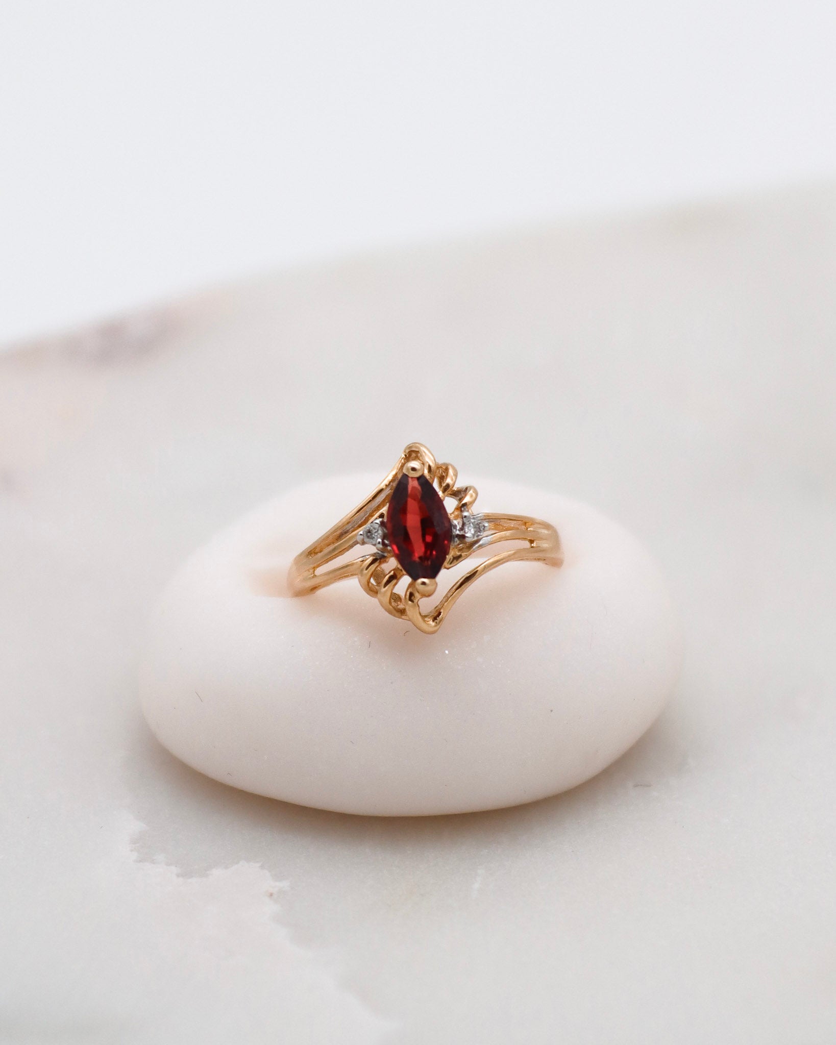 Vintage-Ring Lorraine mit 0.30ct Granat & 0.02ct Brillanten im Art-Déco-Stil, gefertigt aus 585/-Gelbgold – erhältlich in München und Augsburg