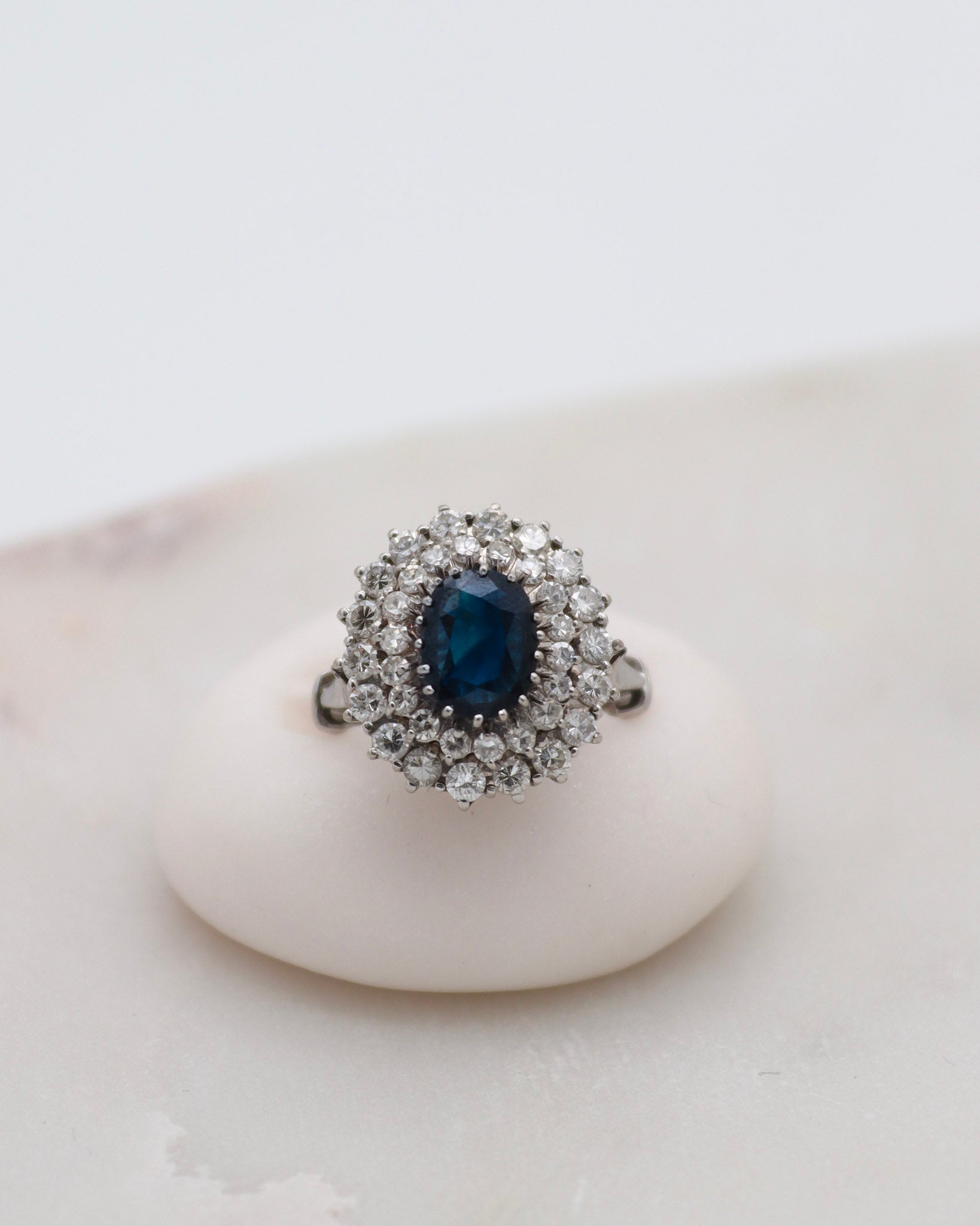 Vintage-Ring Diana mit 1.5ct Saphir, 0.54ct Brillanten & 1.26ct Diamanten im Double Halo, gefertigt aus 585/-Weißgelbgold – erhältlich in München und Augsburg