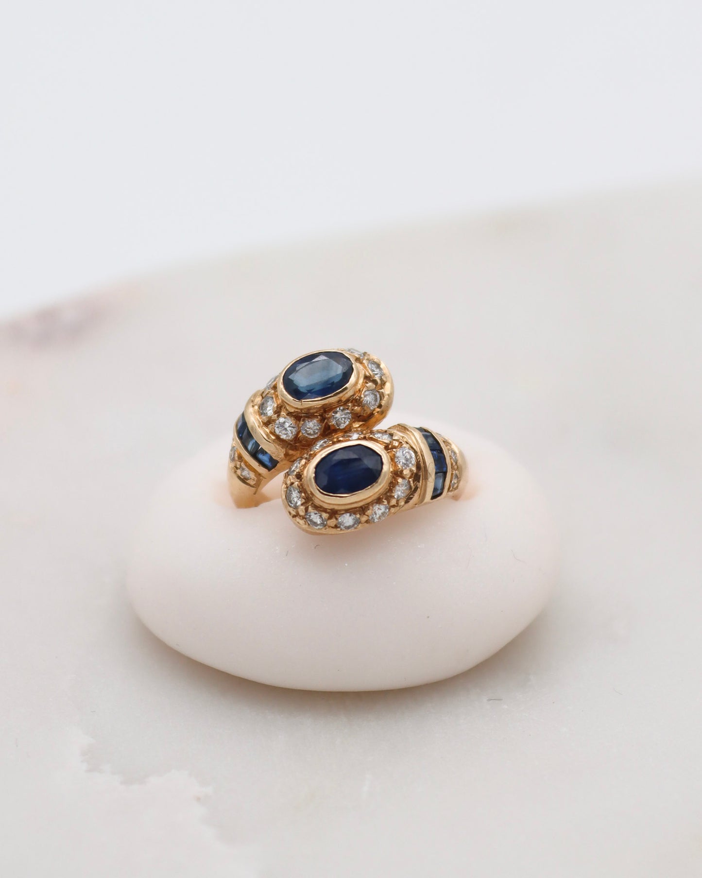 Vintage-Ring Pauline mit 0.70ct Saphiren & 0.50ct Brillanten, serpentinenförmiges Design in 585/-Gelbgold – erhältlich in München und Augsburg