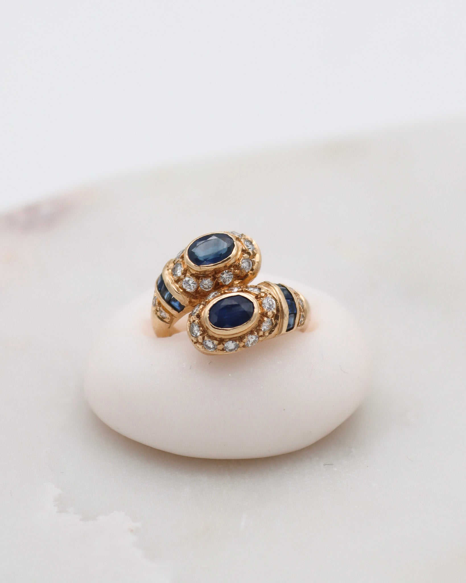 Vintage-Ring Pauline mit 0.70ct Saphiren & 0.50ct Brillanten, serpentinenförmiges Design in 585/-Gelbgold – erhältlich in München und Augsburg