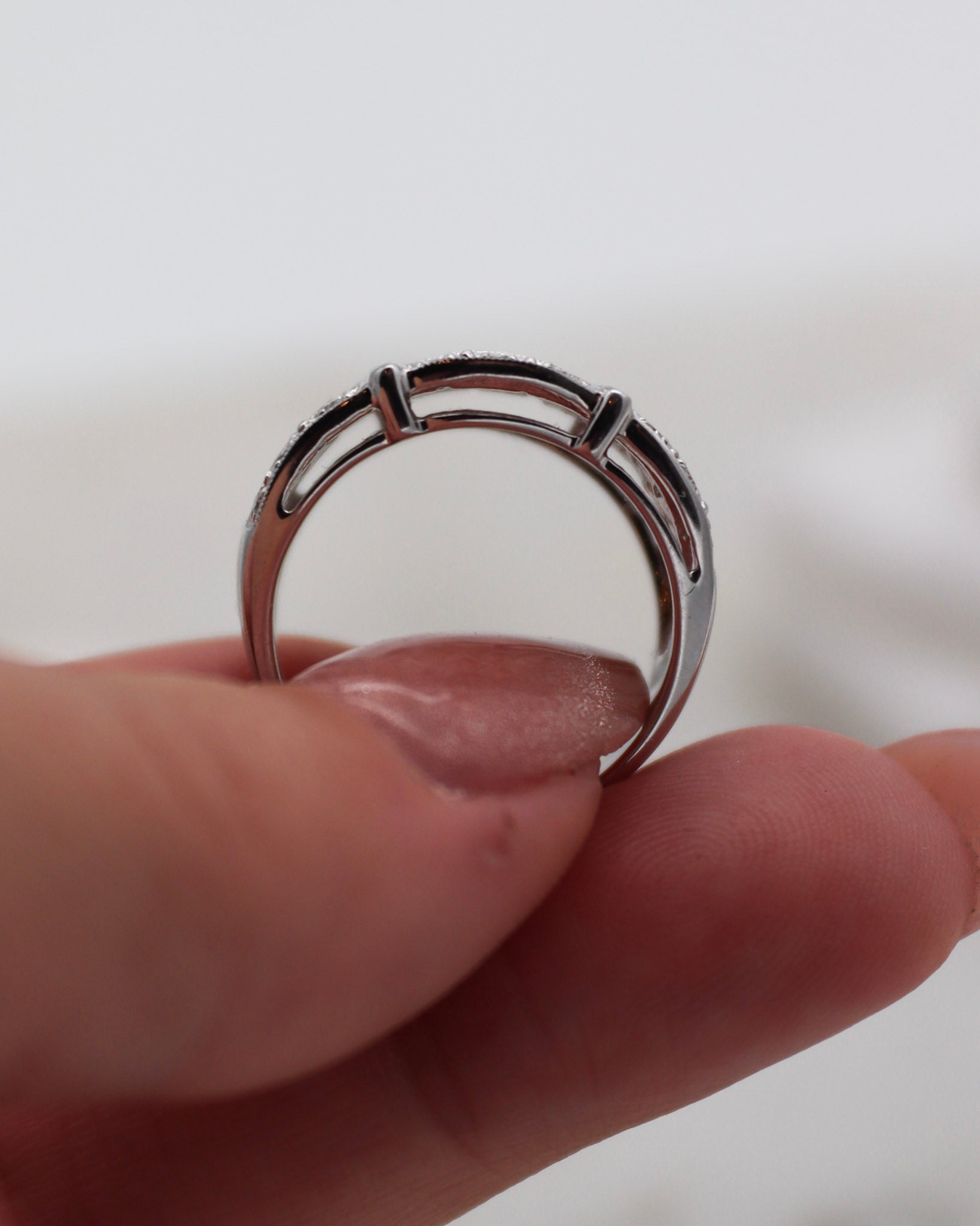 Vintage-Ring Regina mit 0.22ct Brillanten, Zickzack-Design & breiter Bicolor-Ringschiene aus 585/-Weißgelbgold – erhältlich in München und Augsburg