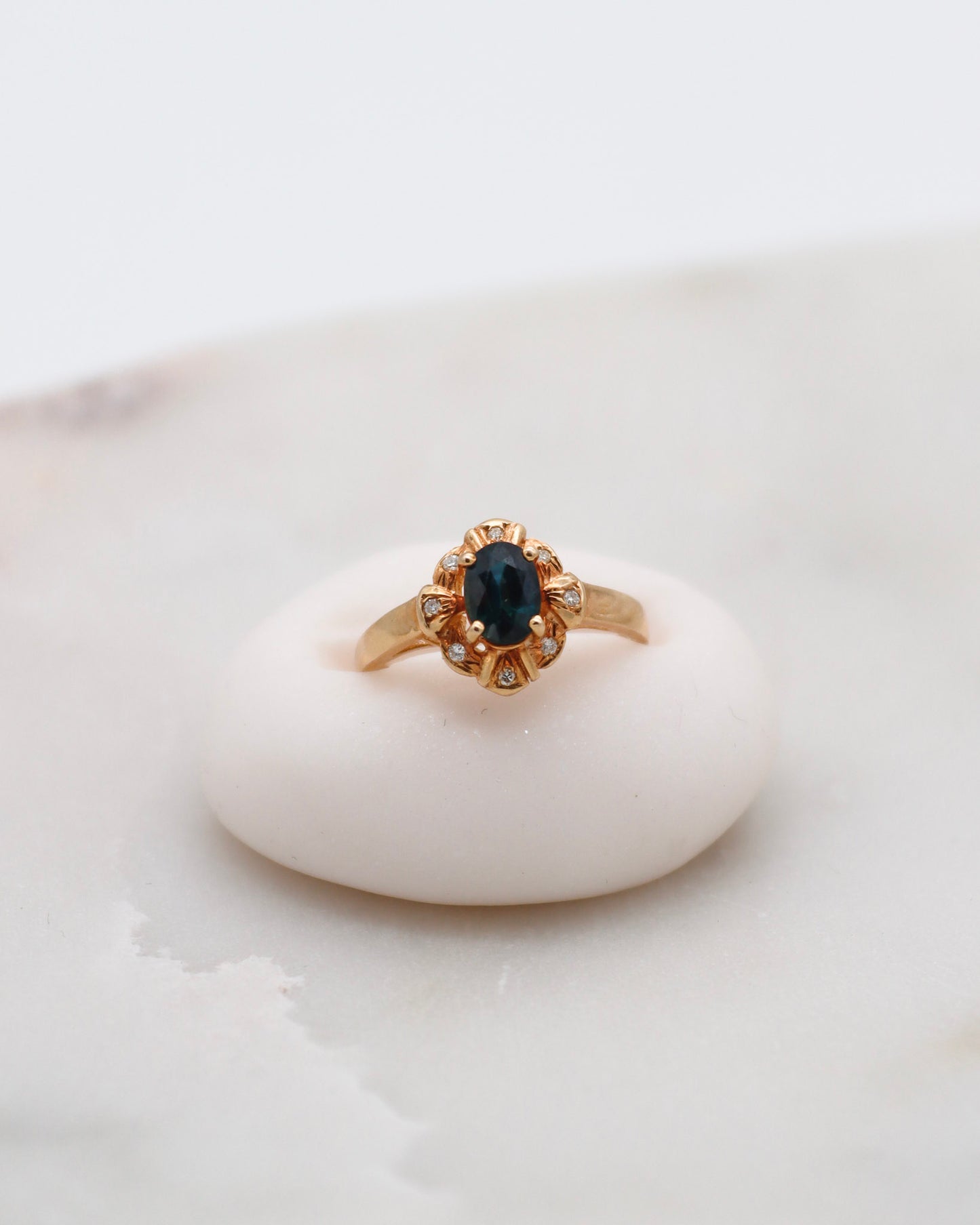 Vintage-Ring Vera mit 0.85ct Saphir & 0.07ct Brillanten im gregorianischen Halo, gefertigt aus 585/-Gelbgold – erhältlich in München und Augsburg