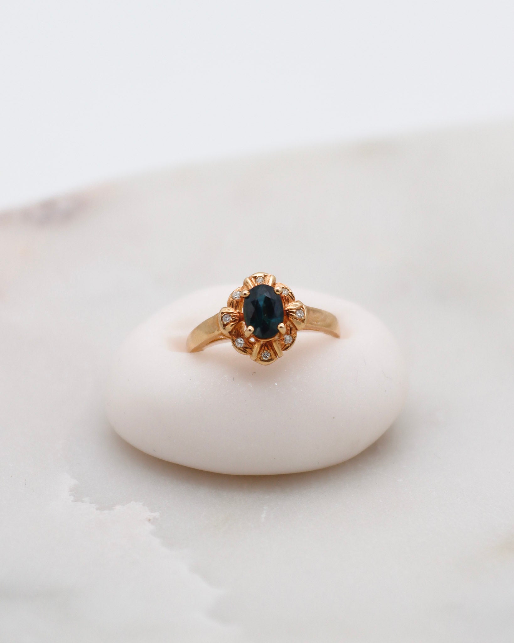 Vintage-Ring Vera mit 0.85ct Saphir & 0.07ct Brillanten im gregorianischen Halo, gefertigt aus 585/-Gelbgold – erhältlich in München und Augsburg