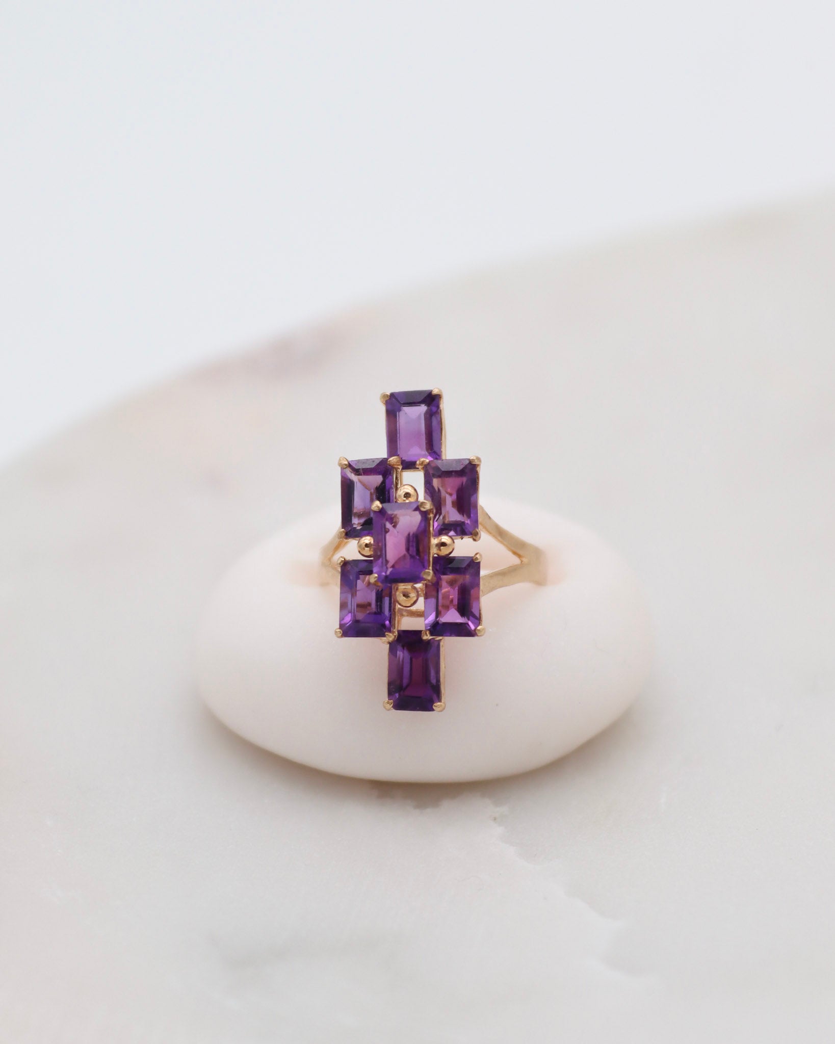 Vintage-Ring Wanda mit ca. 3ct Amethysten im Emerald Cut und Cathedral-Fassung aus 585er Gelbgold – erhältlich in München und Augsburg