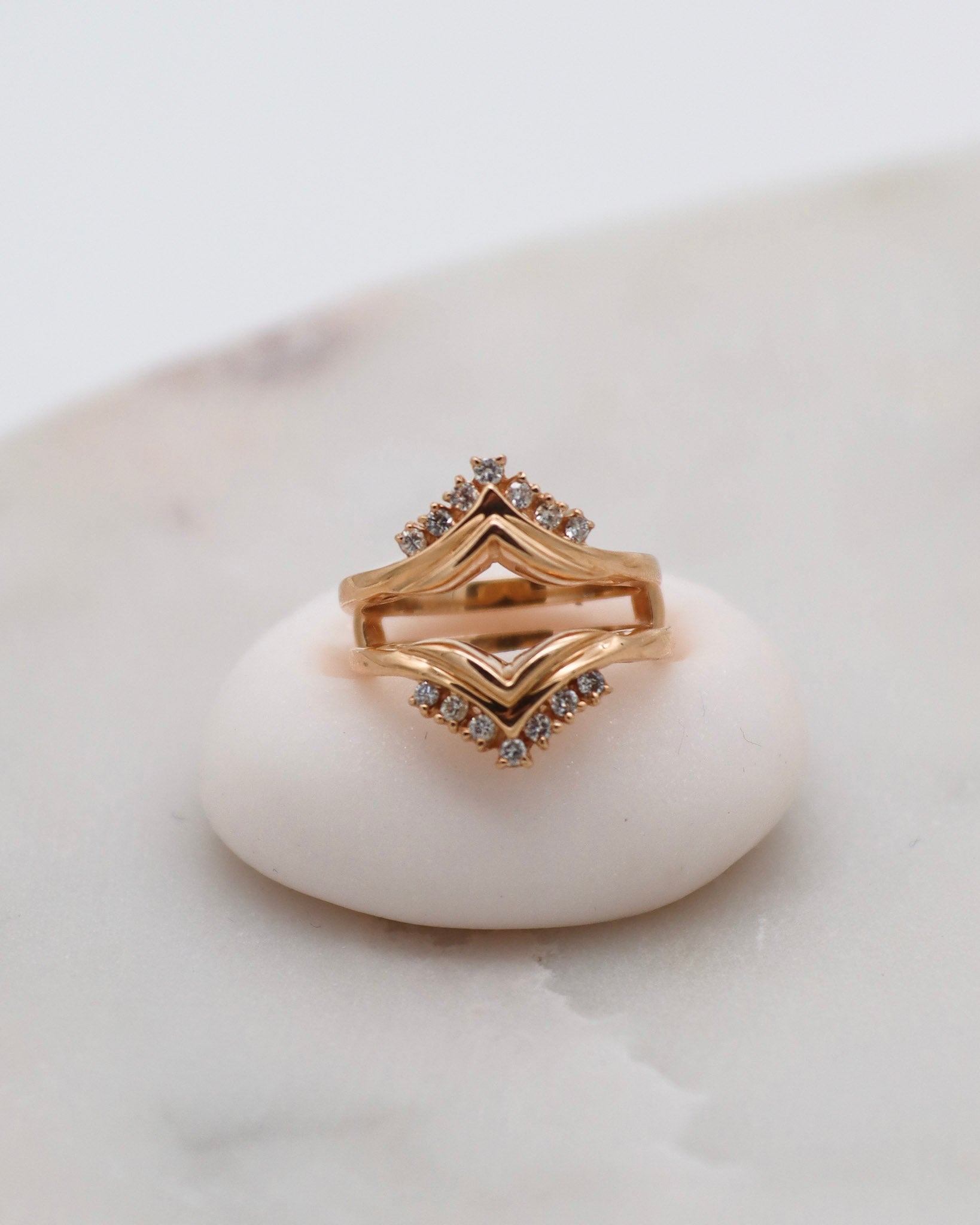 Vintage-Ring Yvonne mit 0.14ct Brillanten (W/P1), Doppelring-Optik als Guardring in 585/-Gelbgold – erhältlich in München und Augsburg