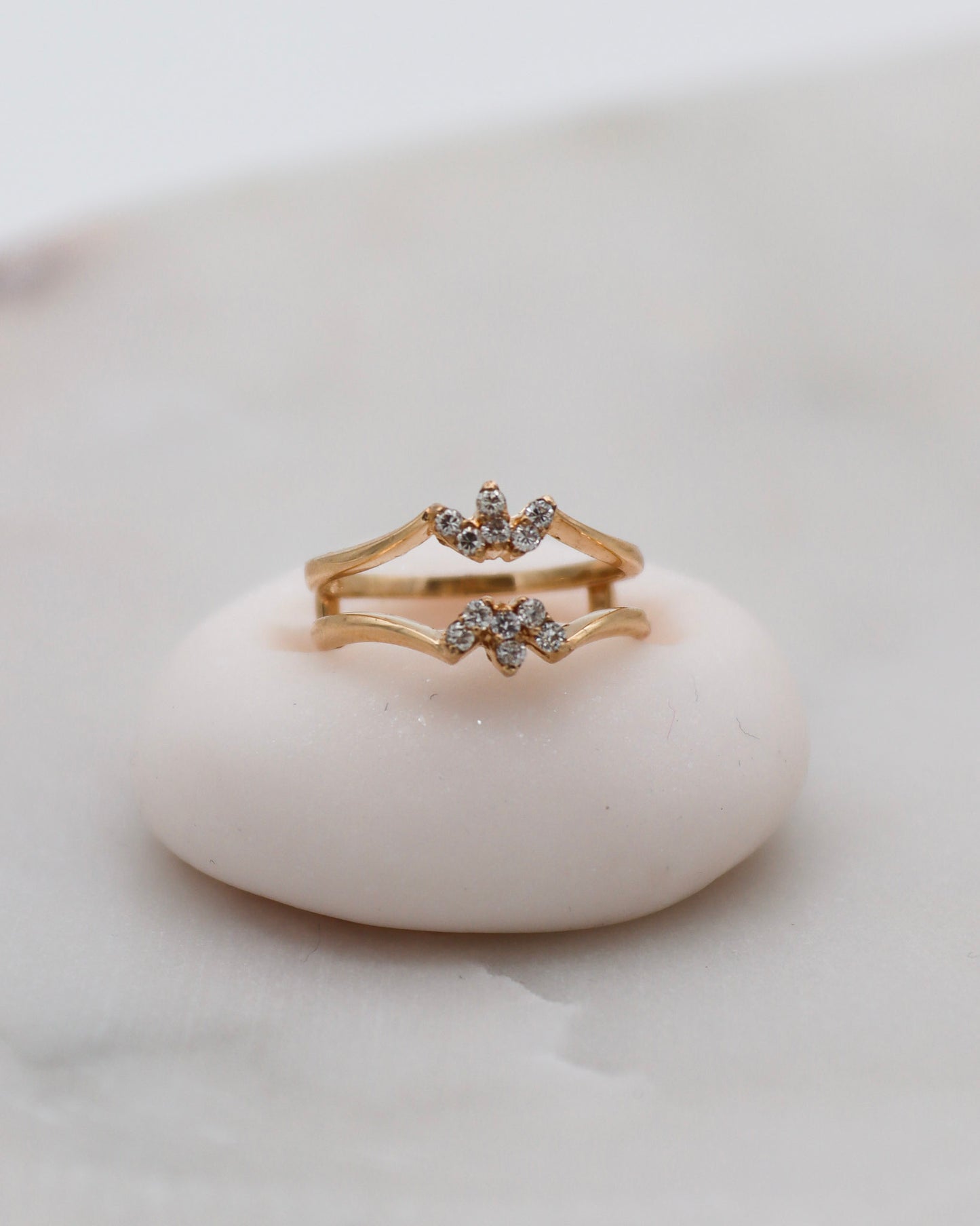Vintage-Ring Annett mit 0.12ct Brillanten (W/SI), klassischer Doppelring-Guardring in 585/-Gelbgold – erhältlich in München und Augsburg