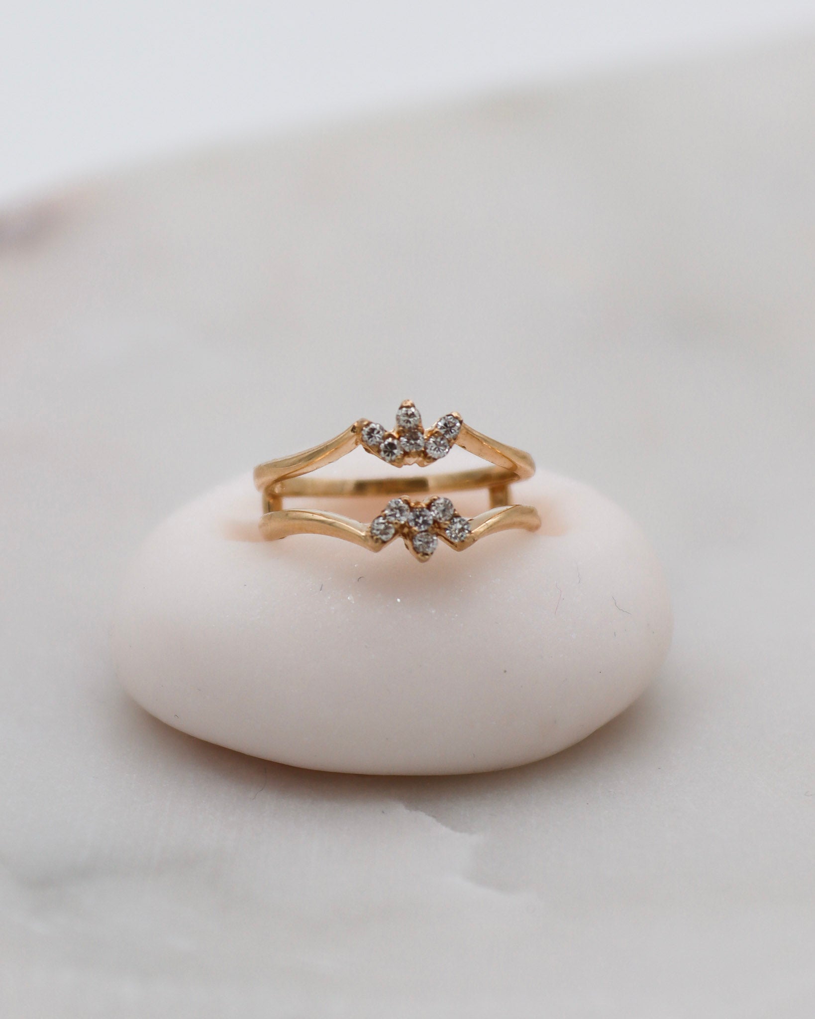 Vintage-Ring Annett mit 0.12ct Brillanten (W/SI), klassischer Doppelring-Guardring in 585/-Gelbgold – erhältlich in München und Augsburg