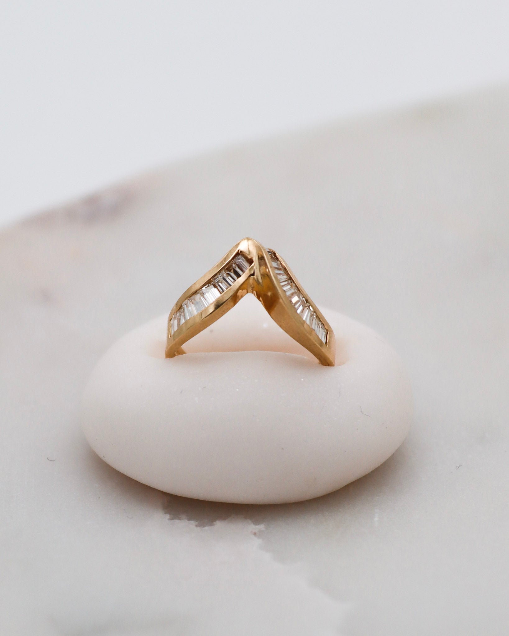 Vintage-Ring Beatrix mit 1.75ct Baguette- & Tapered-Diamanten in Invisible Setting, geschwungener Schwungring aus 585/-Gelbgold – erhältlich in München und Augsburg