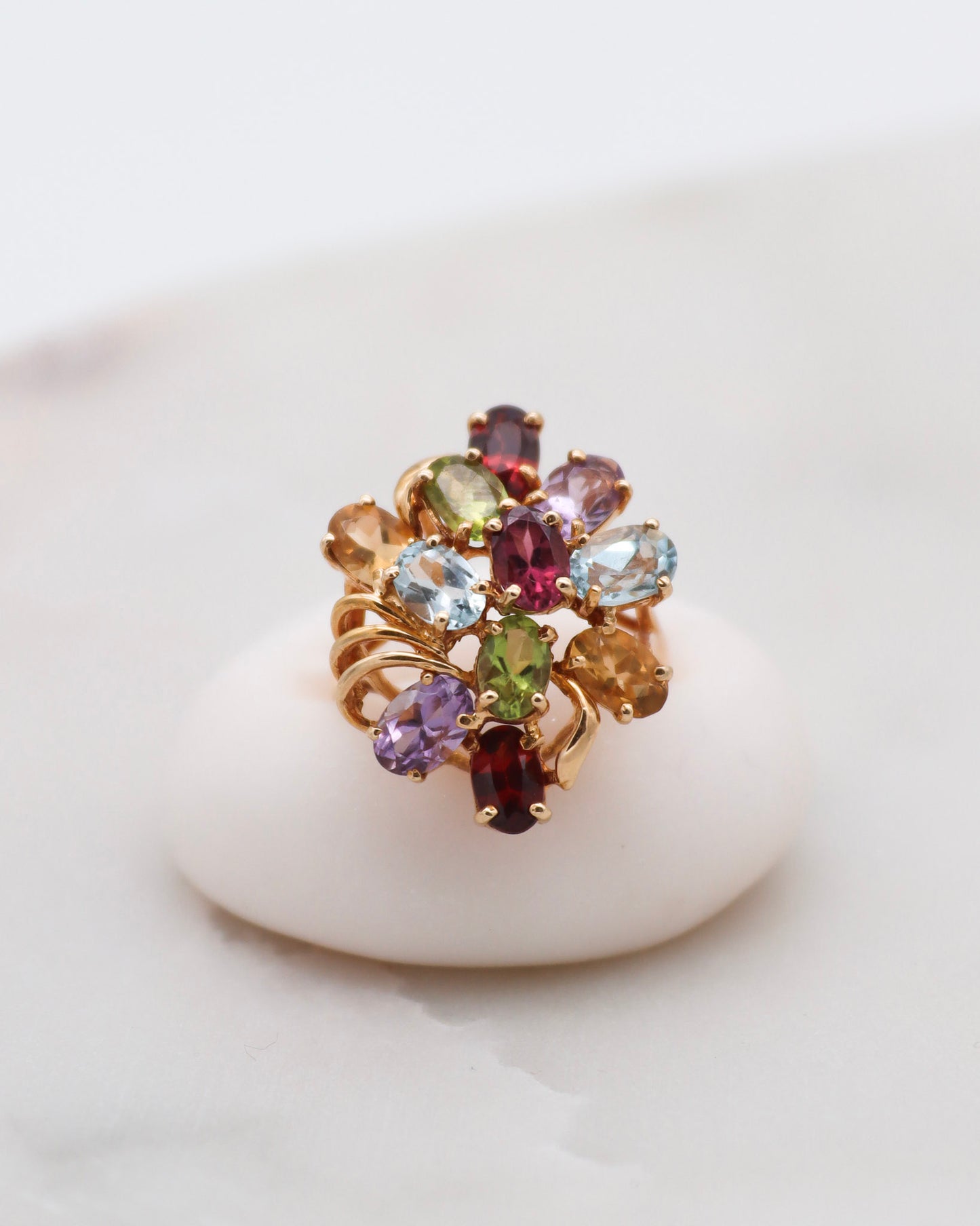Vintage-Ring Colette mit Aquamarinen, Amethysten, Granaten, Peridots & Citrinen in floraler Anordnung aus 585/-Gelbgold – erhältlich in München und Augsburg