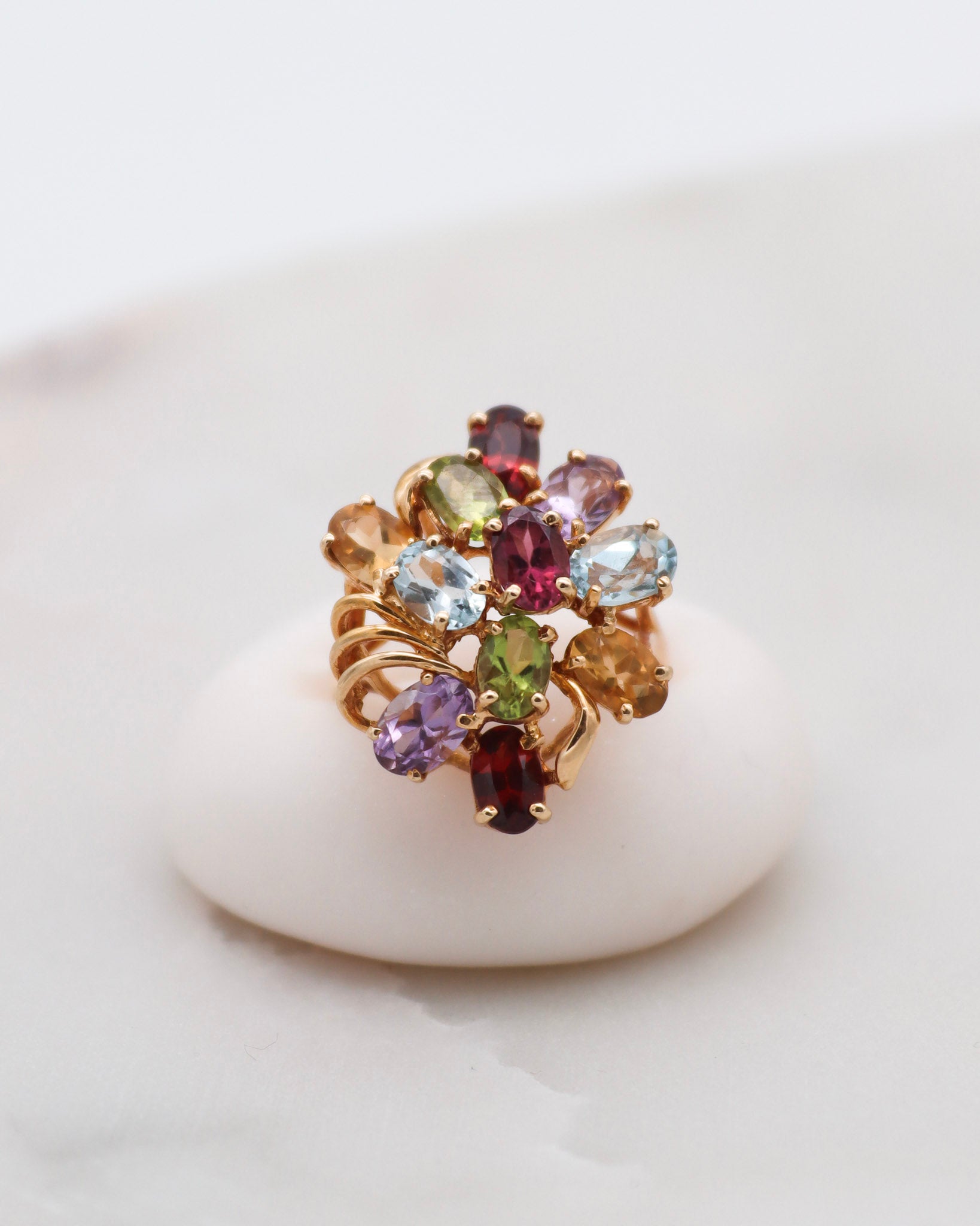 Vintage-Ring Colette mit Aquamarinen, Amethysten, Granaten, Peridots & Citrinen in floraler Anordnung aus 585/-Gelbgold – erhältlich in München und Augsburg