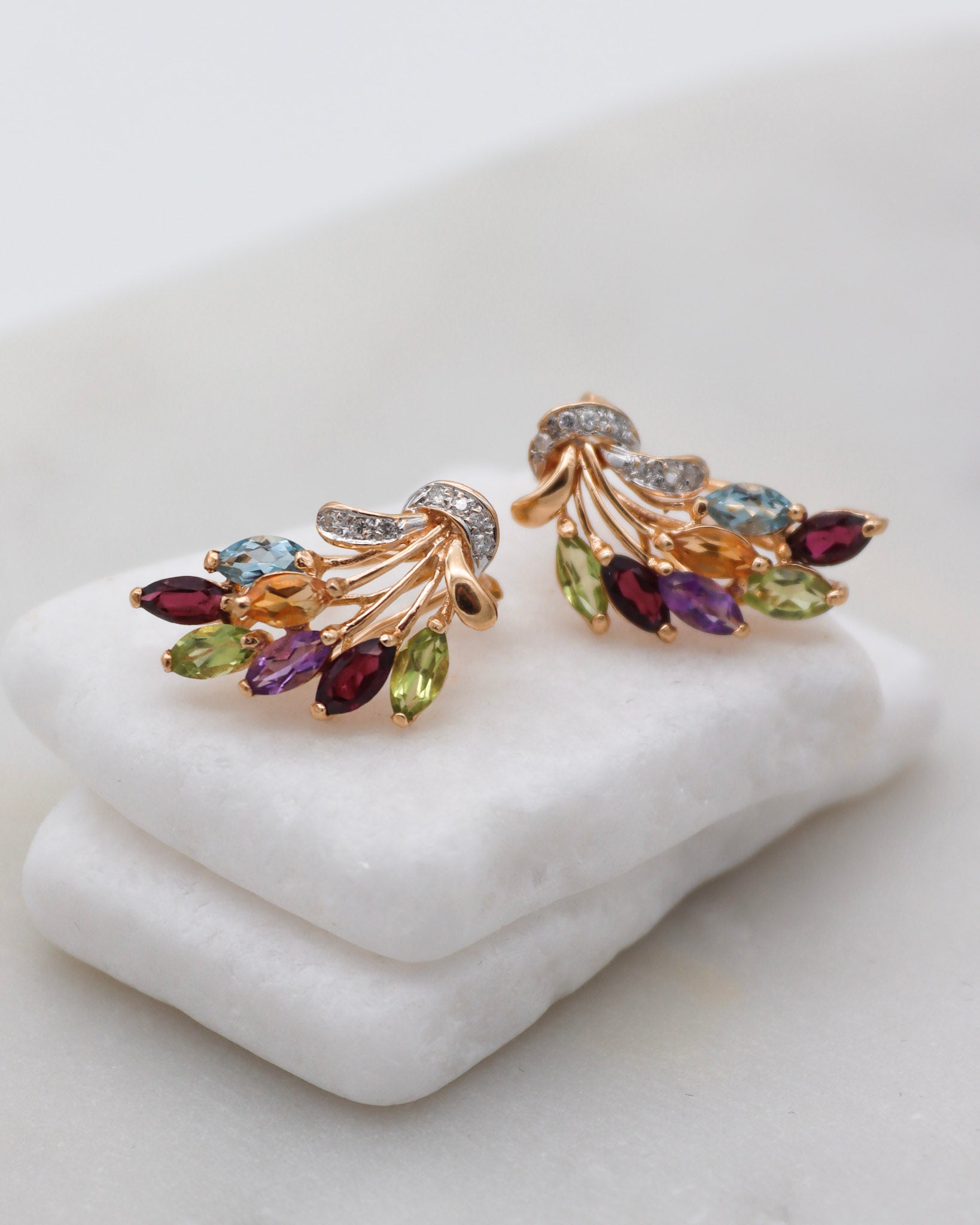Colette Vintage-Ohrringe mit Peridots, Granaten, Amethyst, Citrin & Diamanten in 585/-Gelbgold, florales Design – erhältlich in München und Augsburg