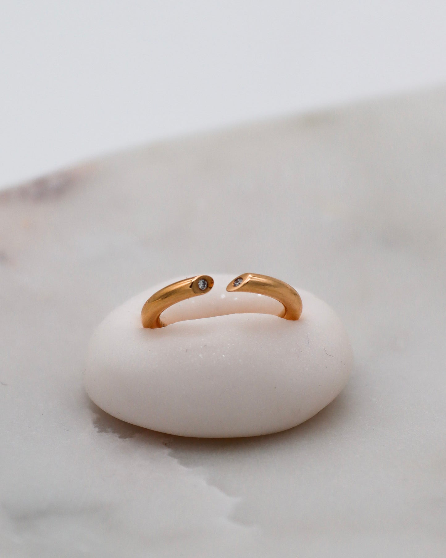 Vintage-Ring Delilah mit 0.03ct Diamanten, offenes Splitring-Design im Bunz-Stil aus 750/-Gelbgold – erhältlich in München und Augsburg