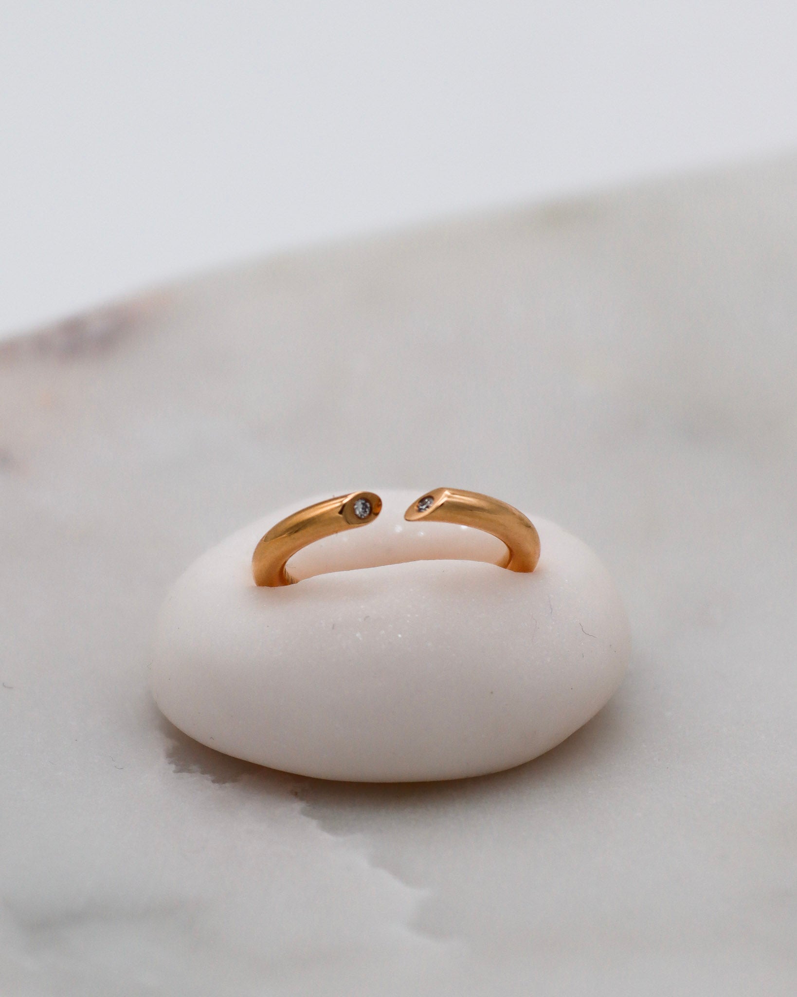 Vintage-Ring Delilah mit 0.03ct Diamanten, offenes Splitring-Design im Bunz-Stil aus 750/-Gelbgold – erhältlich in München und Augsburg