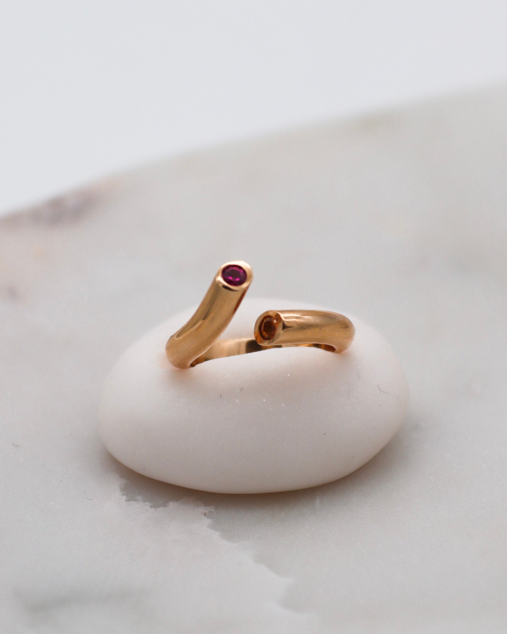 Vintage-Ring Eloise mit 0.05ct Rubin & 0.05ct Citrin in Bezel-Fassung, offenes Splitring-Design aus 585/-Gelbgold – erhältlich in München und Augsburg
