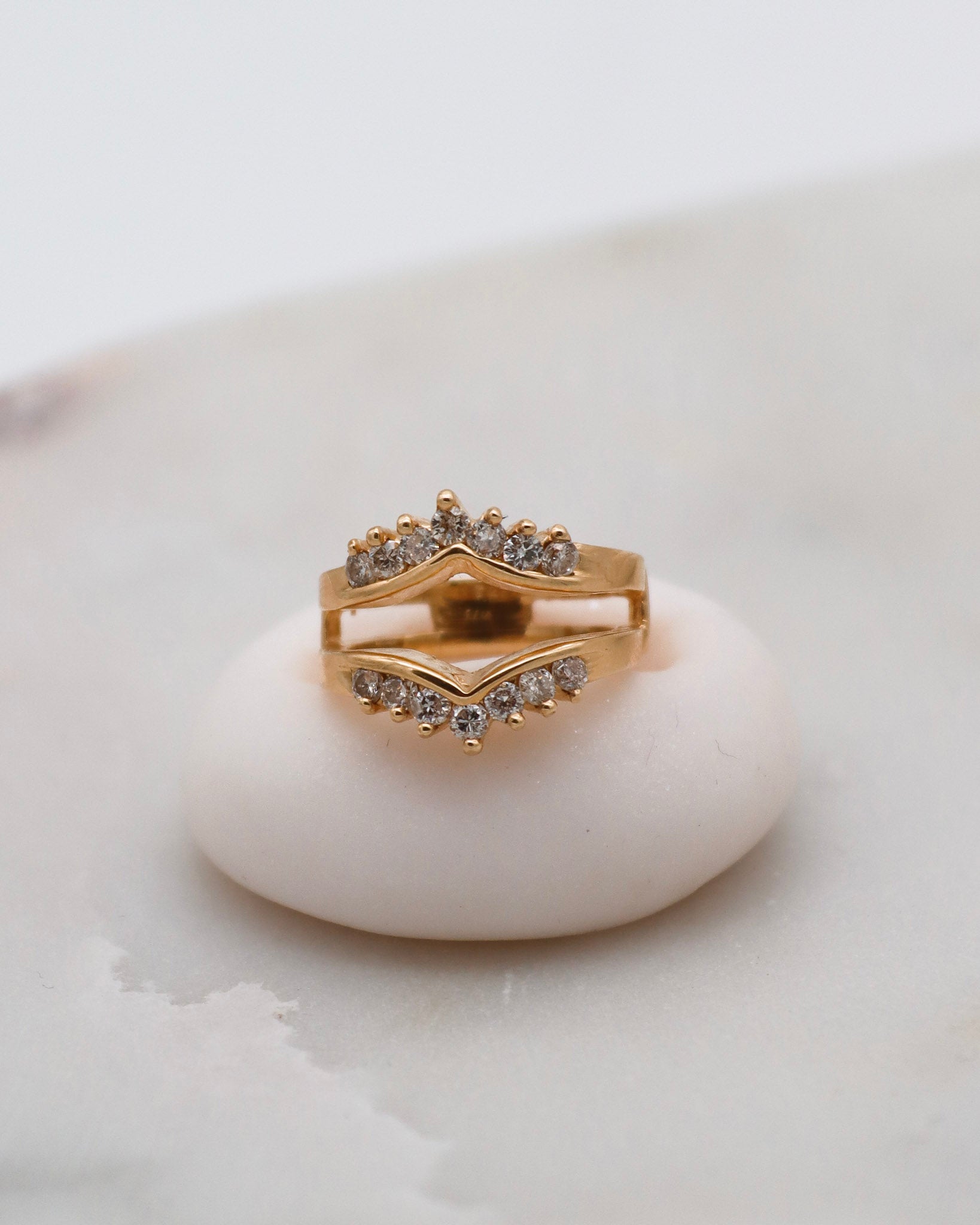 Vintage-Ring Genevieve mit 0.72ct Brillanten (W/P1), gespaltene Guardring-Ringschiene aus 585/-Gelbgold – erhältlich in München und Augsburg