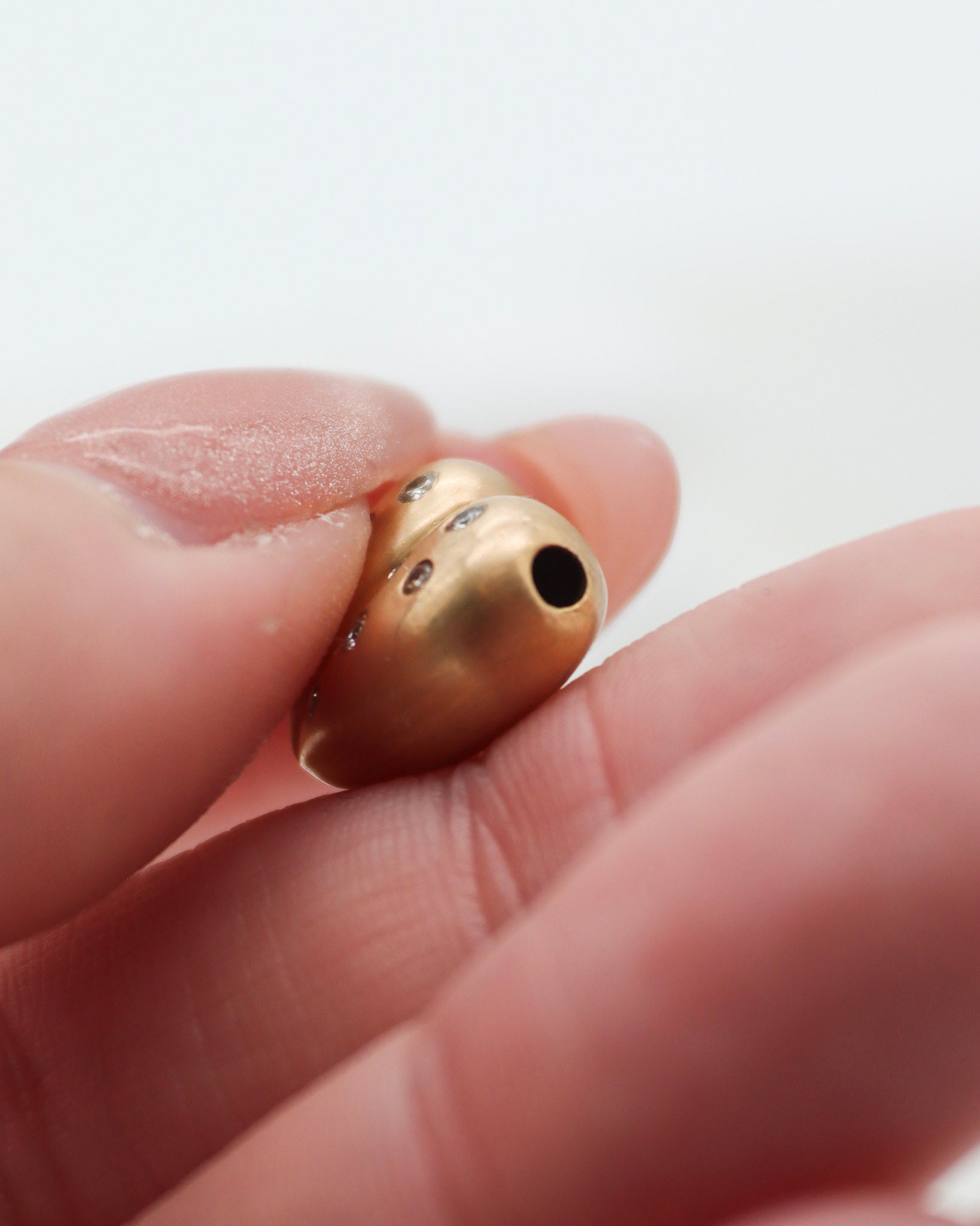 Jolie Herzcharm aus abmattem Gold mit funkelnden Steinchen – Schmuckstück aus München und Augsburg