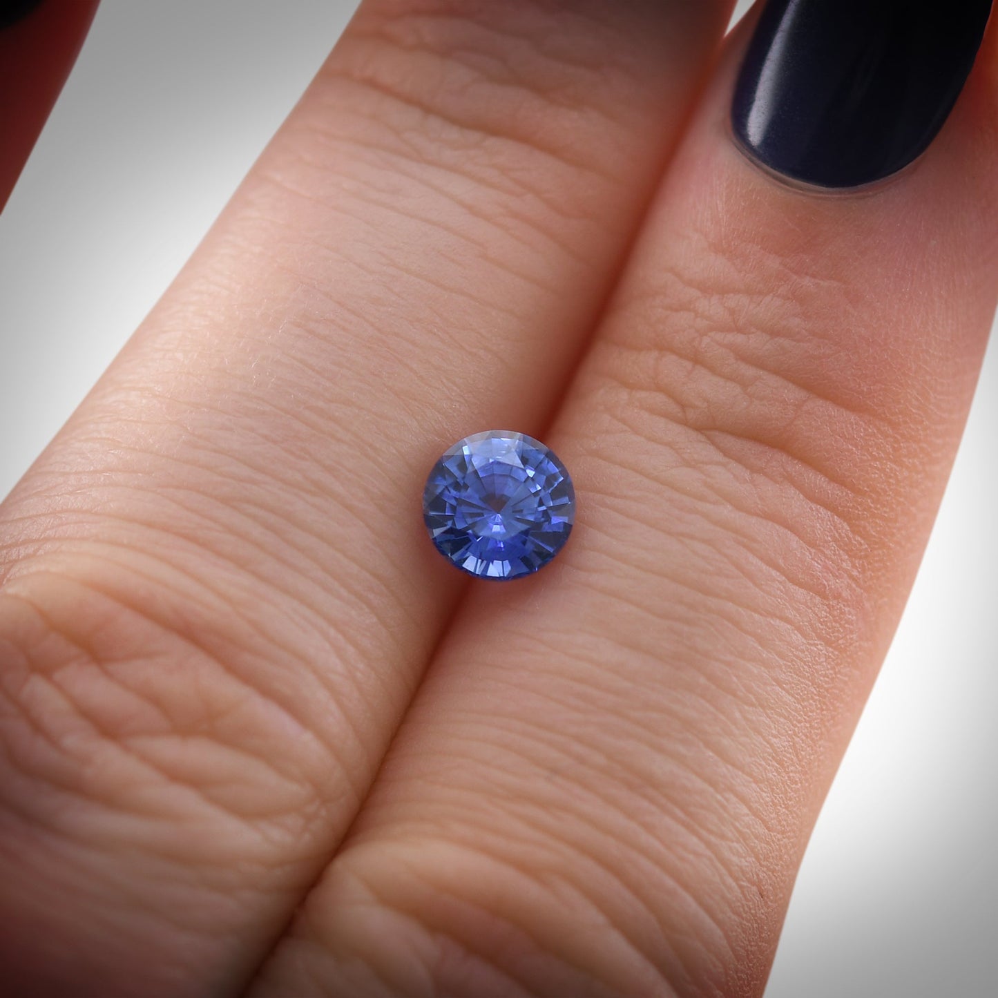 1,08 Karat blauer runder Saphir aus Sri Lanka