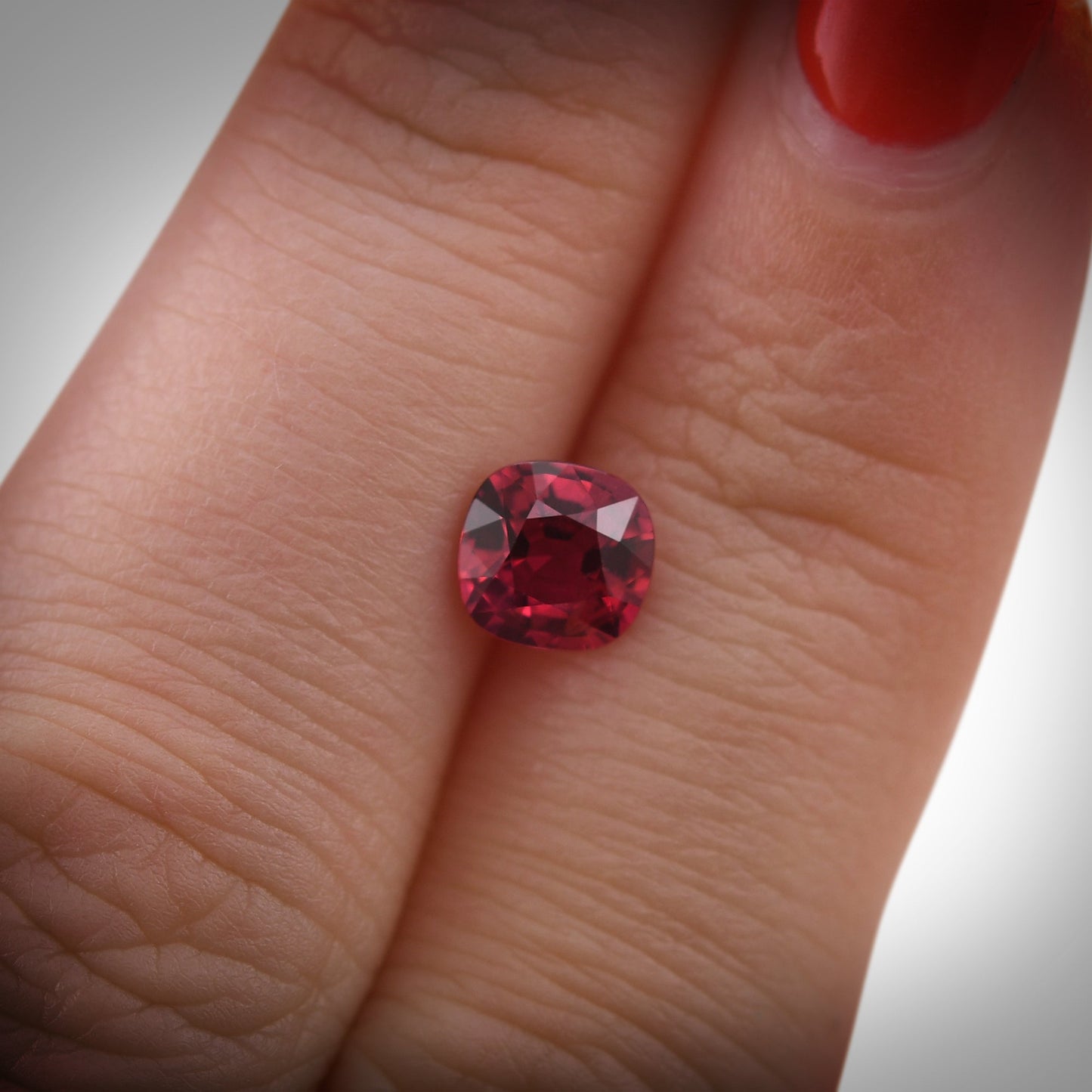 1,21 Karat roter Mosambik-Kissenrubin