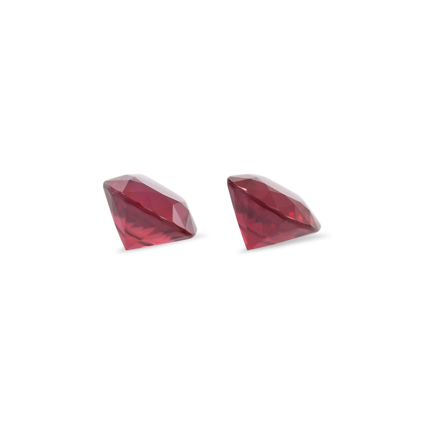 Paar rote, runde Rubine aus Mosambik, je 1,25 Karat.