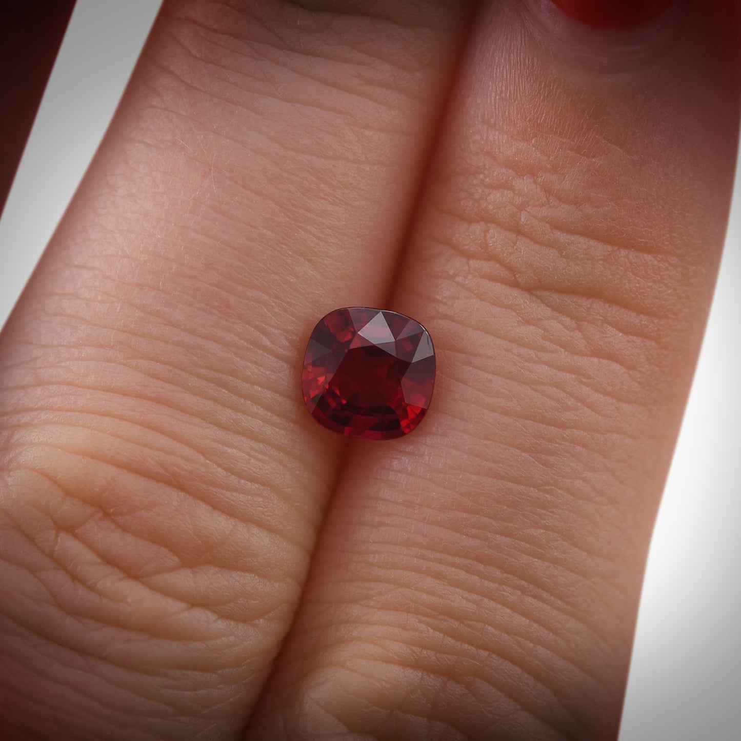 1,25 Karat roter Mosambik-Kissenrubin