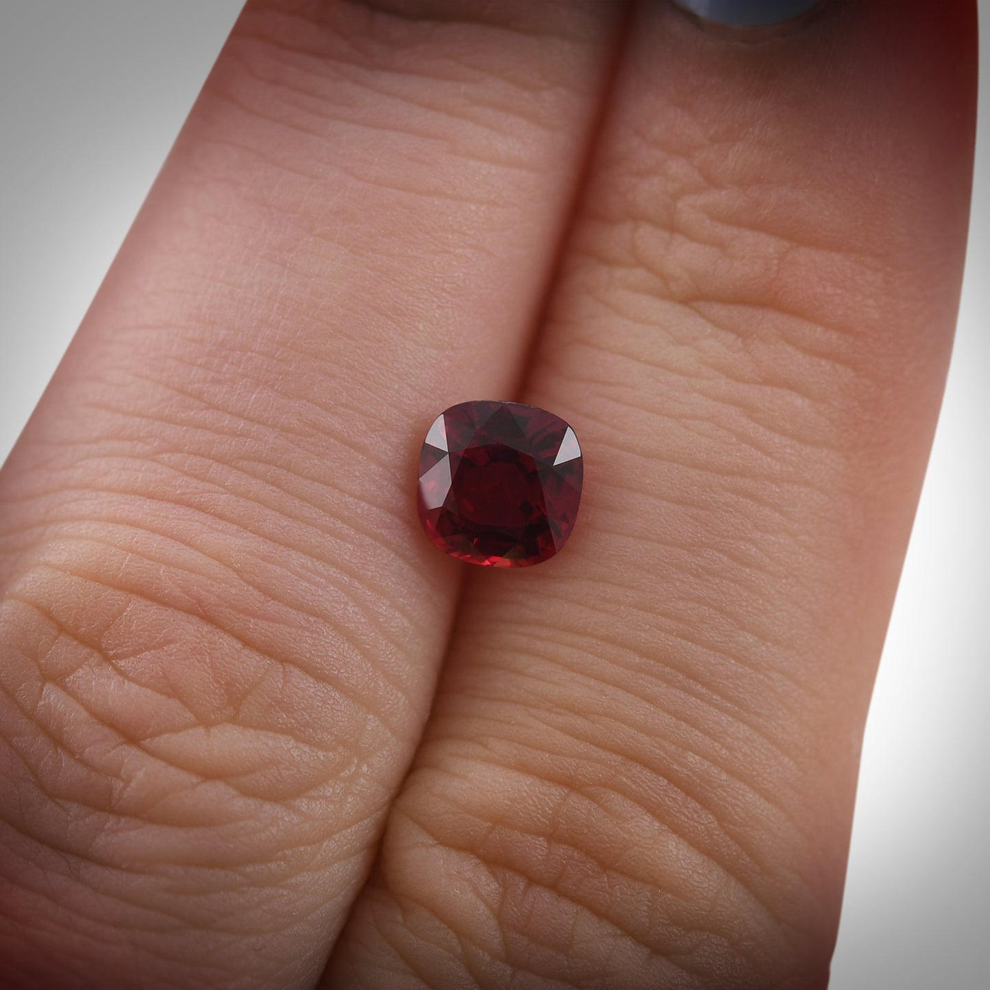 1,33 Karat roter Mosambik-Kissenrubin