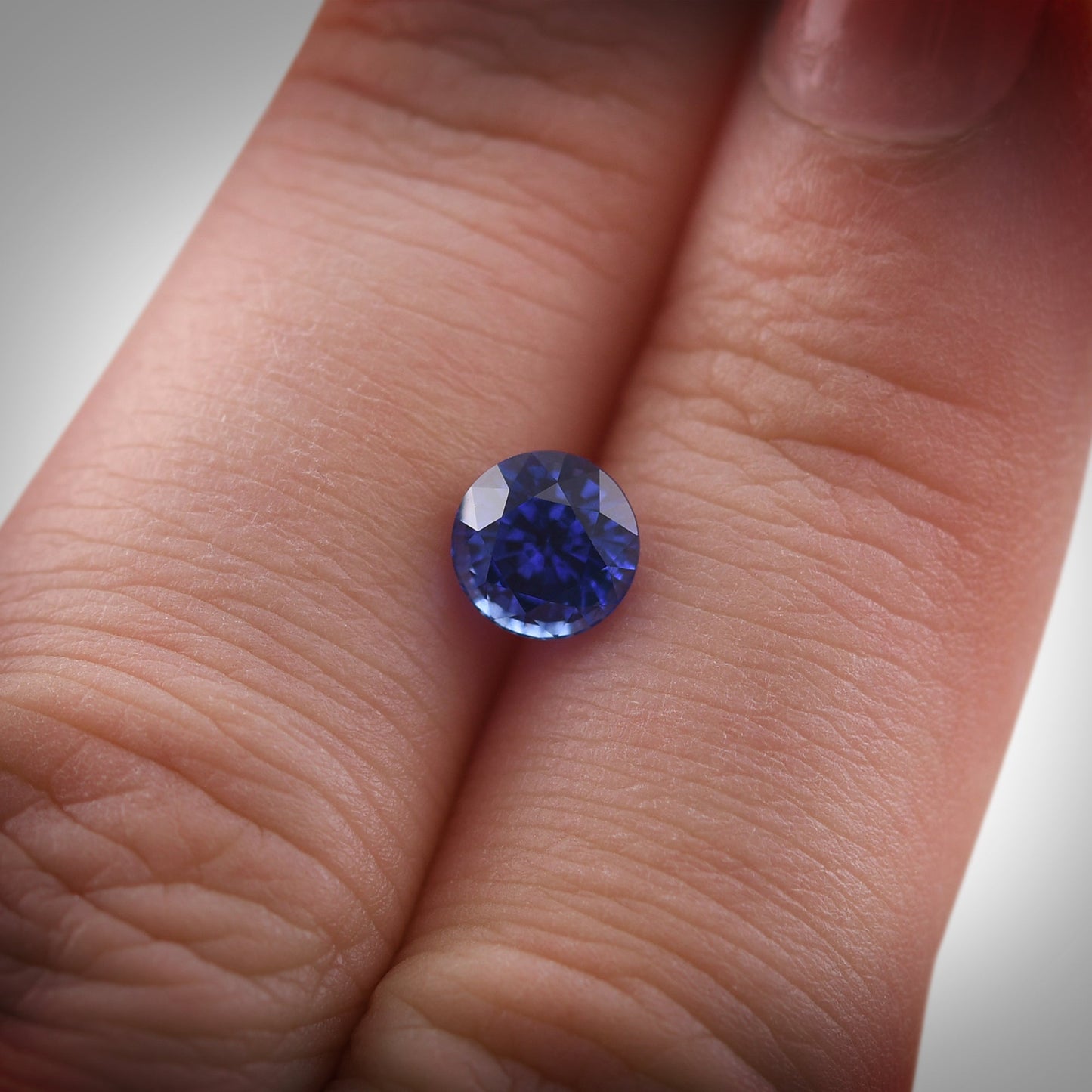 1,36 Karat blauer runder Saphir aus Sri Lanka