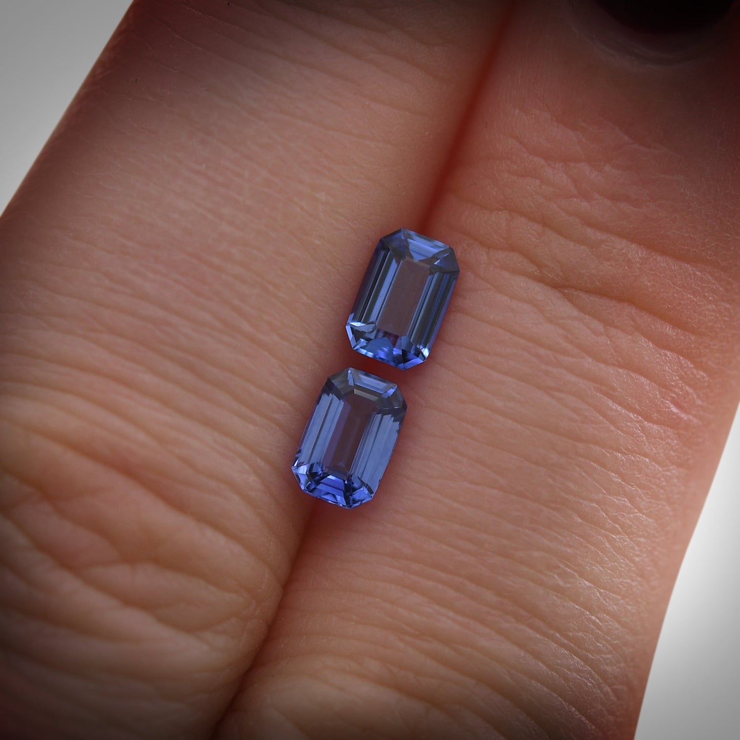 1,37 Karat blauer Smaragd-Saphir aus Sri Lanka