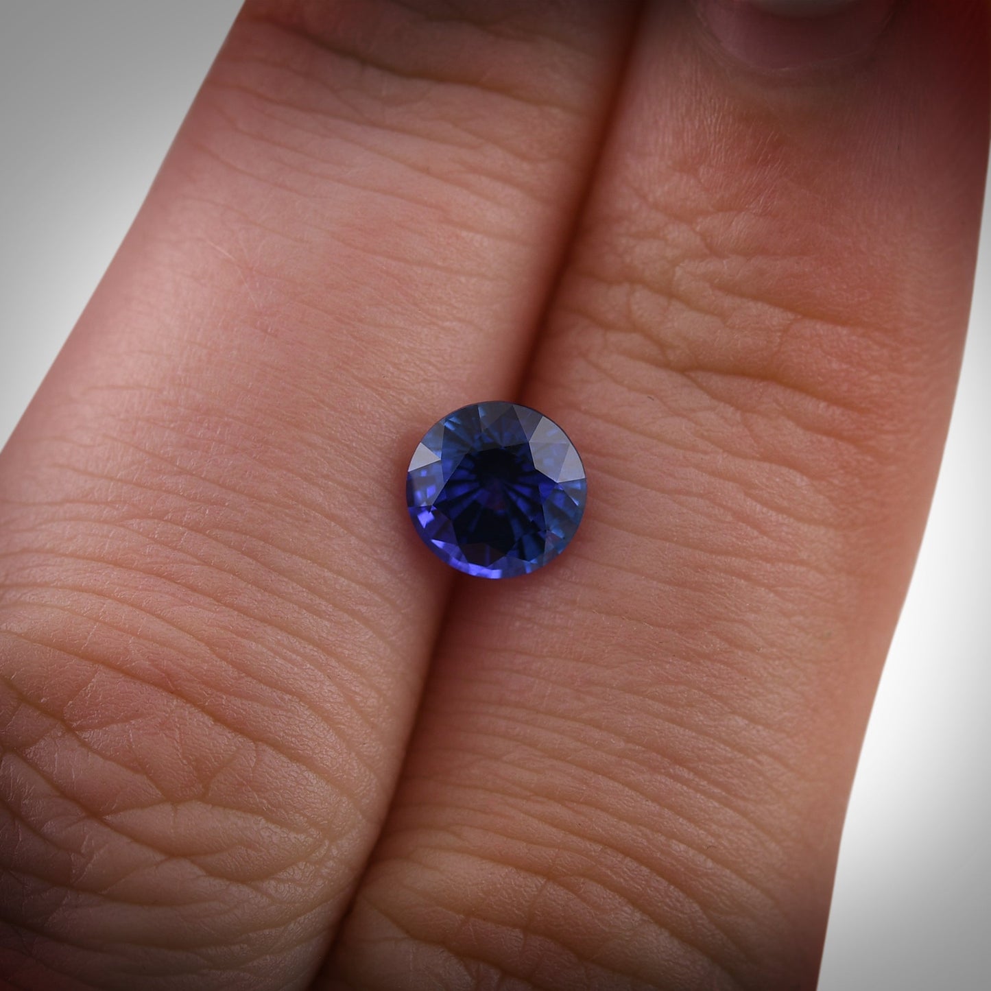 1,39 Karat blauer runder Saphir aus Sri Lanka