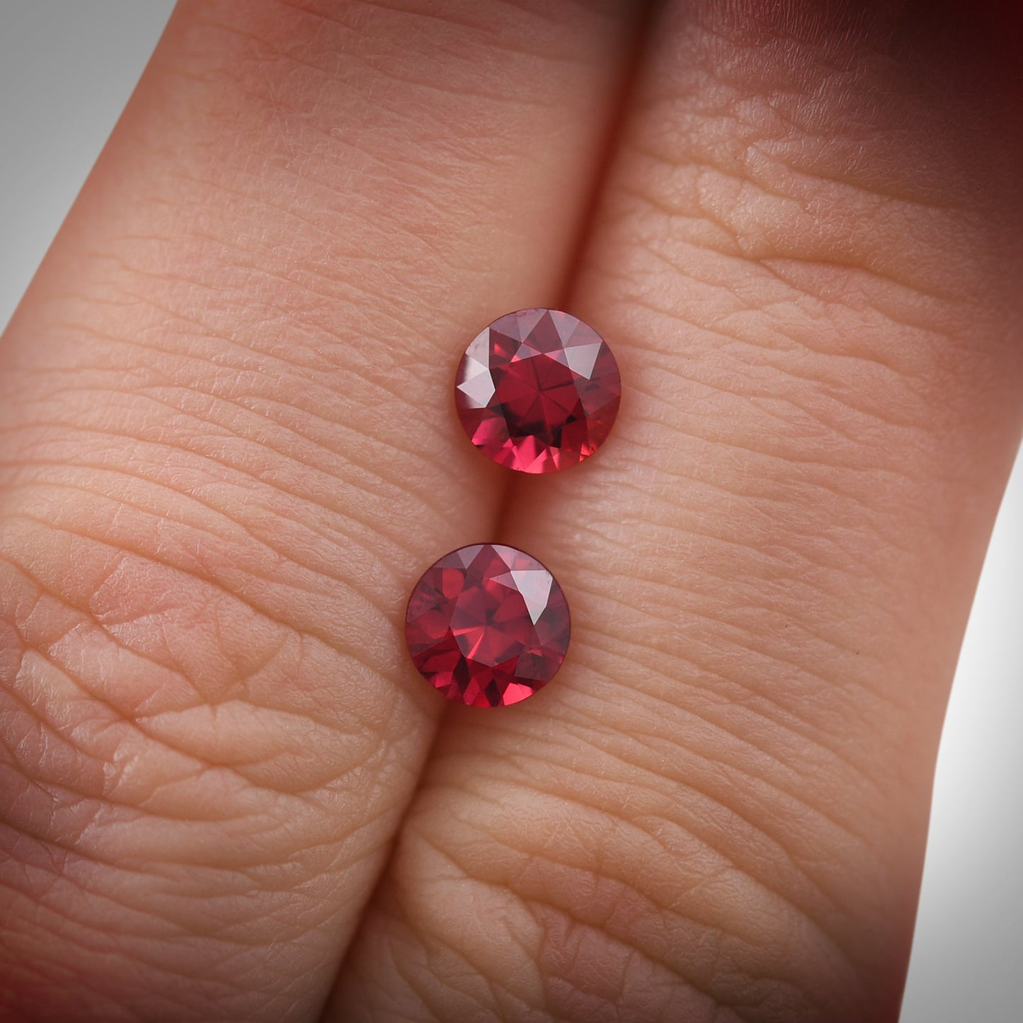 Paar rote, runde Rubine aus Mosambik, 1,49 Karat