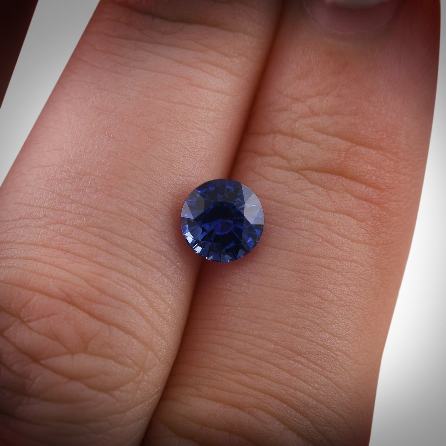 1,61 Karat blauer runder Saphir aus Sri Lanka