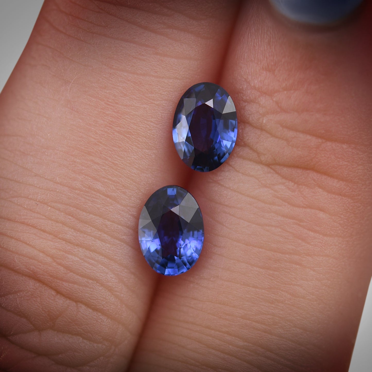 Paar ovale blaue Saphire aus Sri Lanka, 1,75 Karat