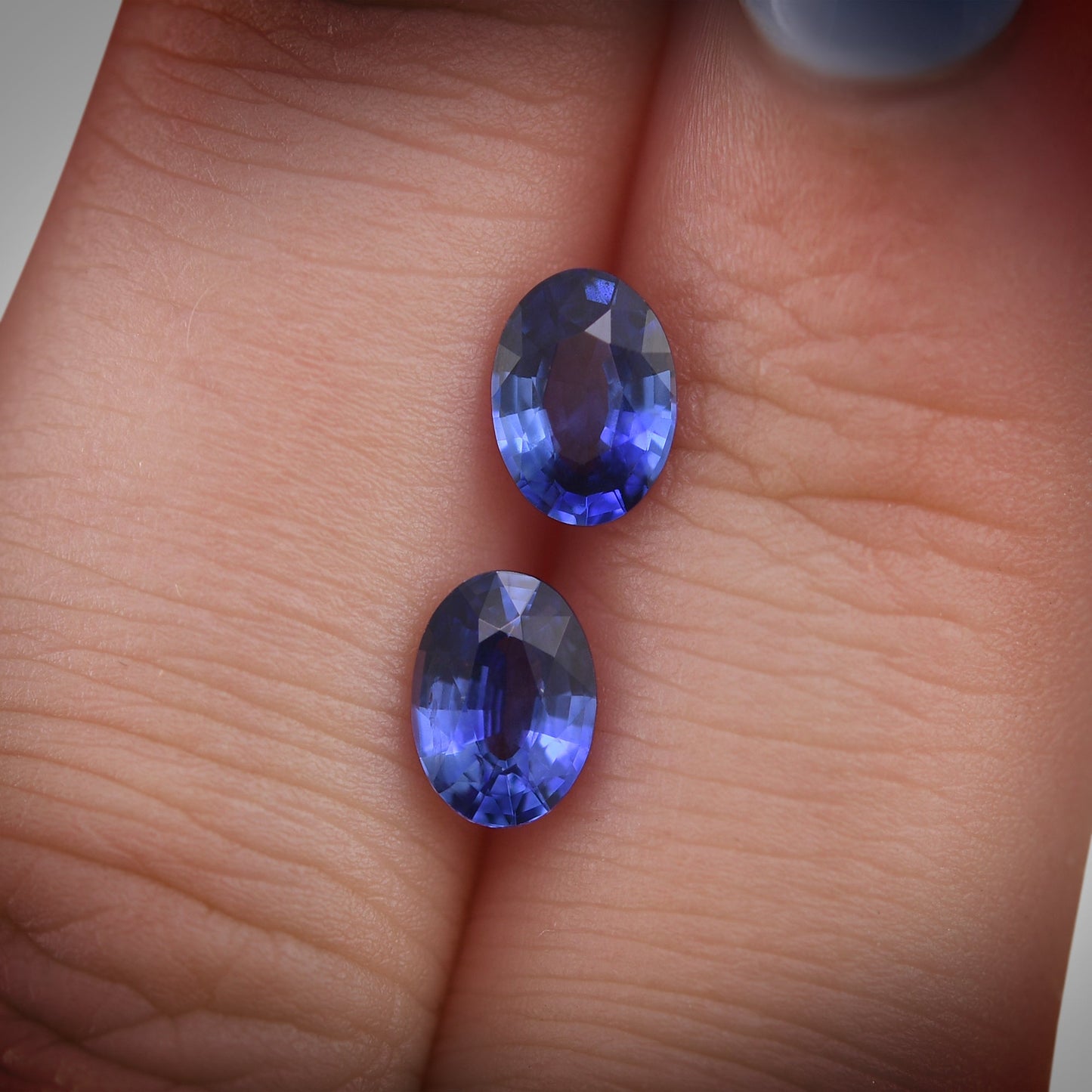 Paar ovale blaue Saphire aus Sri Lanka, 1,76 Karat