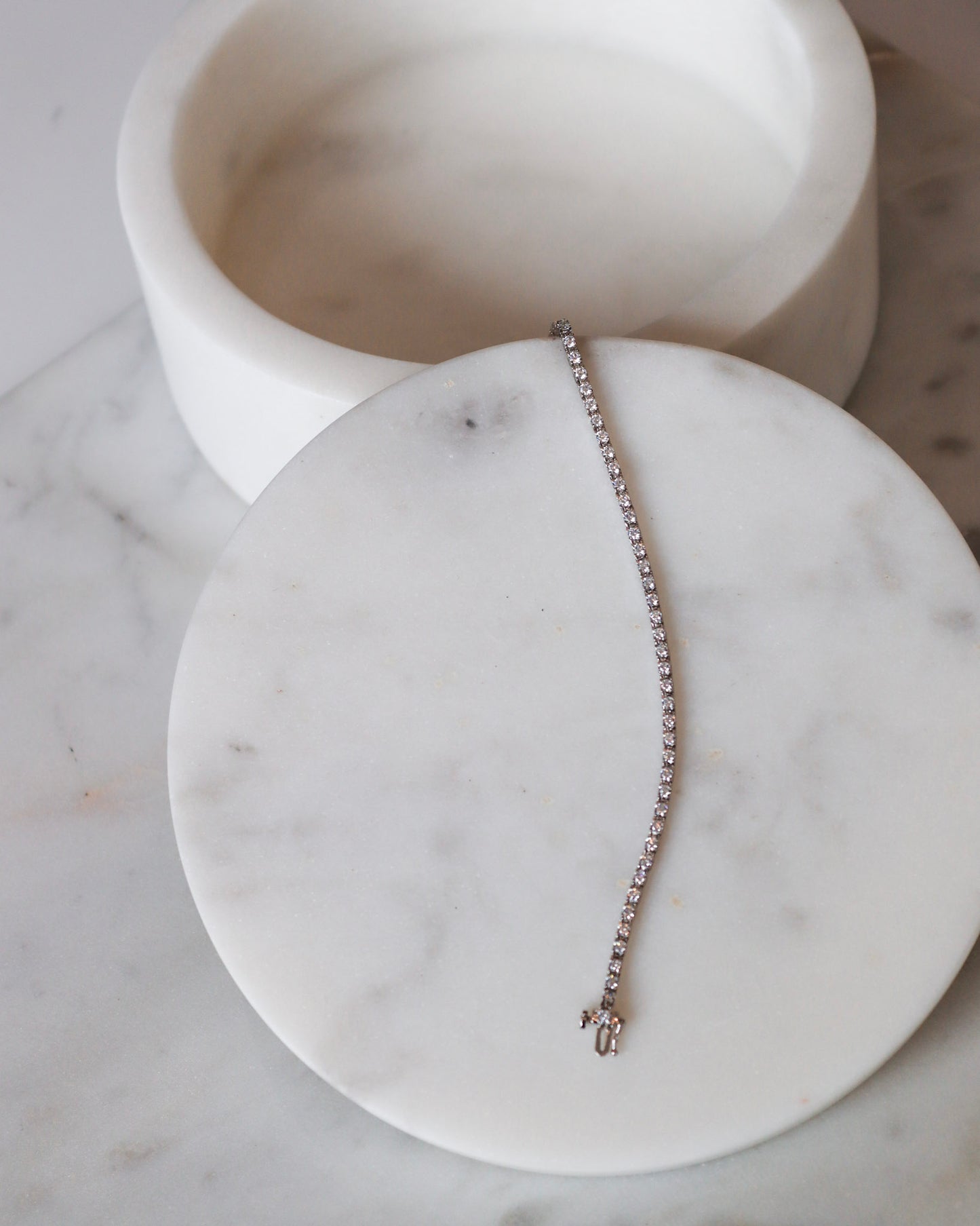 Diamond tennis bracelets in white gold - timeless elegance