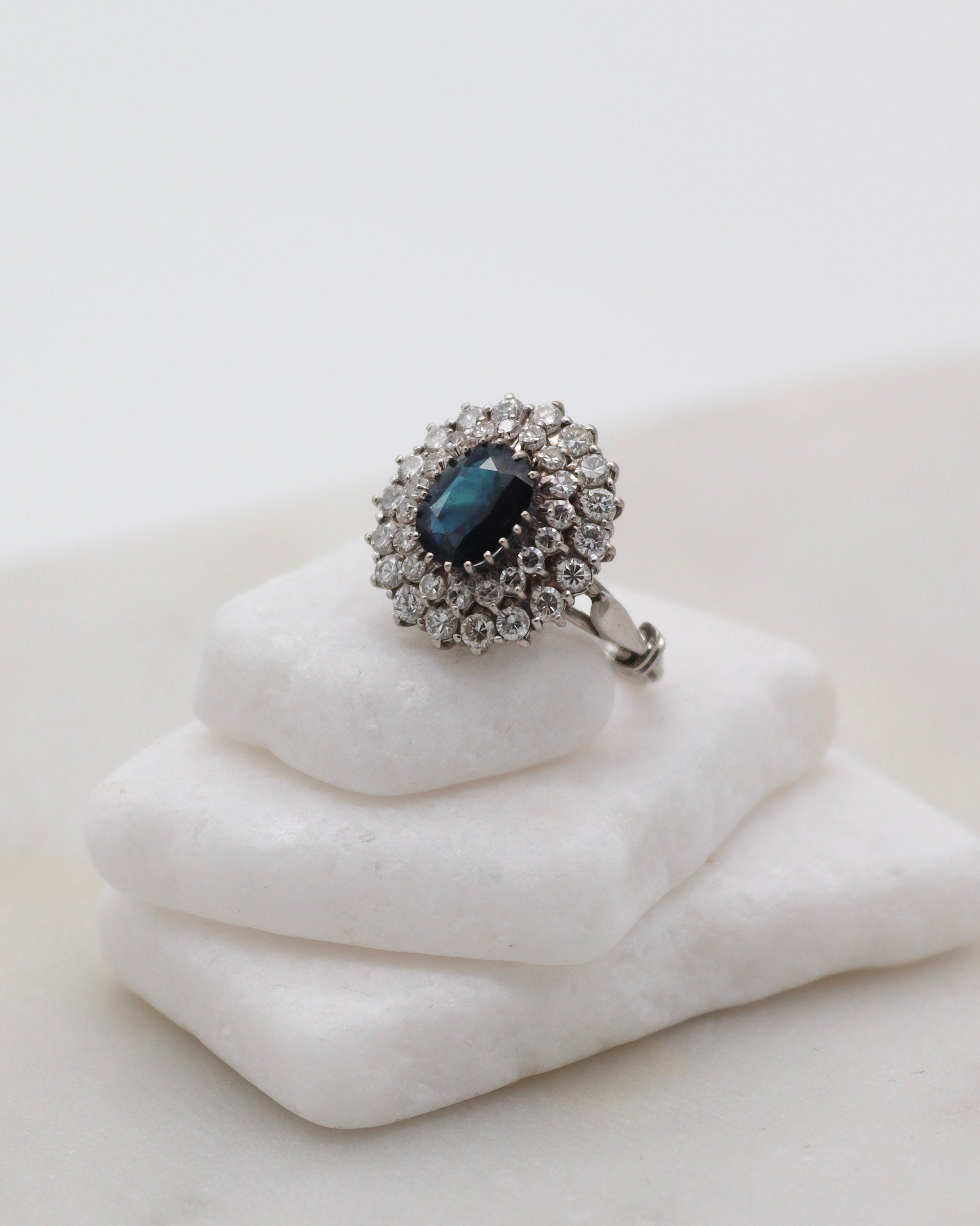 Vintage-Ring Diana mit 1.5ct Saphir, 0.54ct Brillanten & 1.26ct Diamanten im Double Halo, gefertigt aus 585/-Weißgelbgold – erhältlich in München und Augsburg