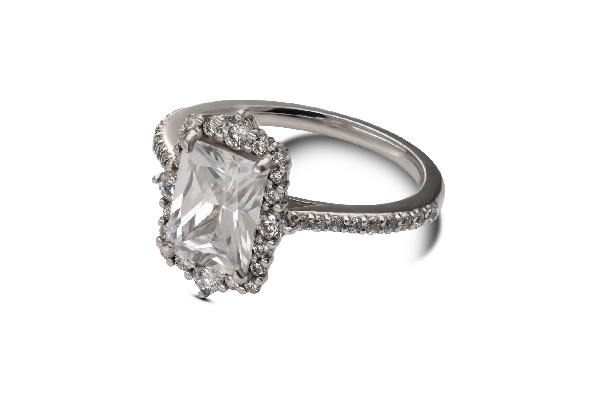 Verlobungsring Alina mit 1.75ct Radiant-Diamant & Pavé-Fassung – Art-Déco-Stil in München & Augsburg entdecken