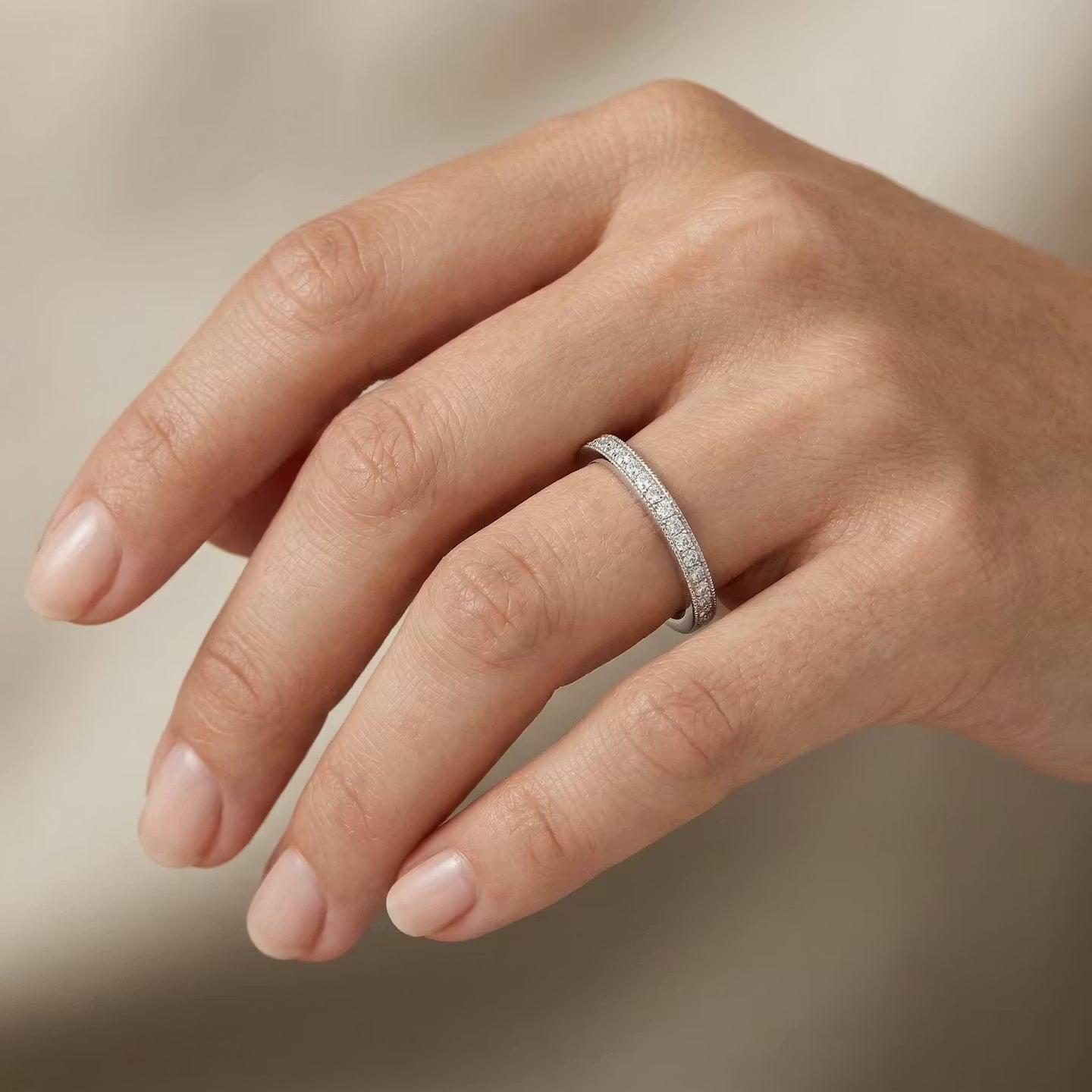 Halb-Eternity-Diamantring mit Milgrain-Pavé-Fassung