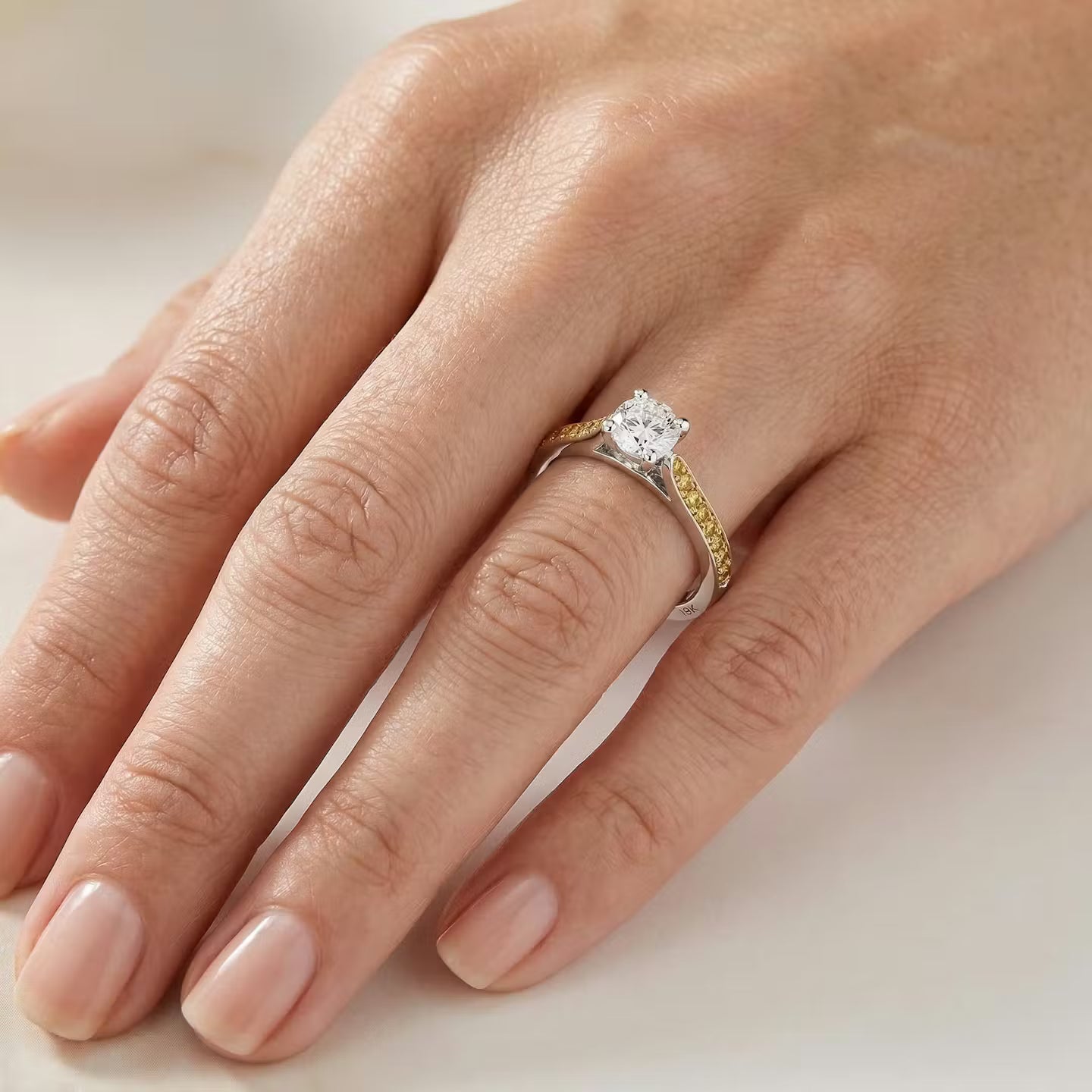 Weißer Ring mit F-farbenem Brillanten als Seitenstein